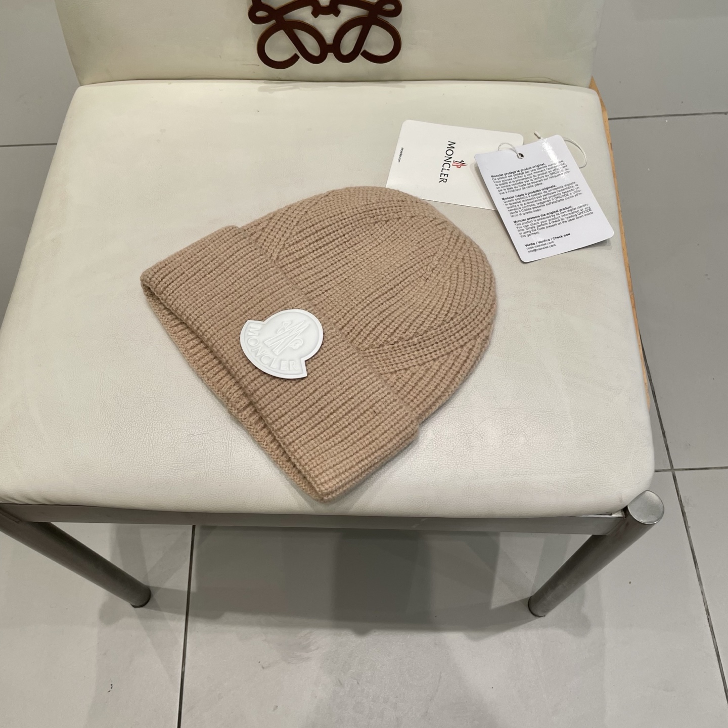  
蒙口Moncler盟可睐💥官网经典针织帽，原单复刻.非常柔软亲肤，弹性很好💓有质感又非常百搭的款式~