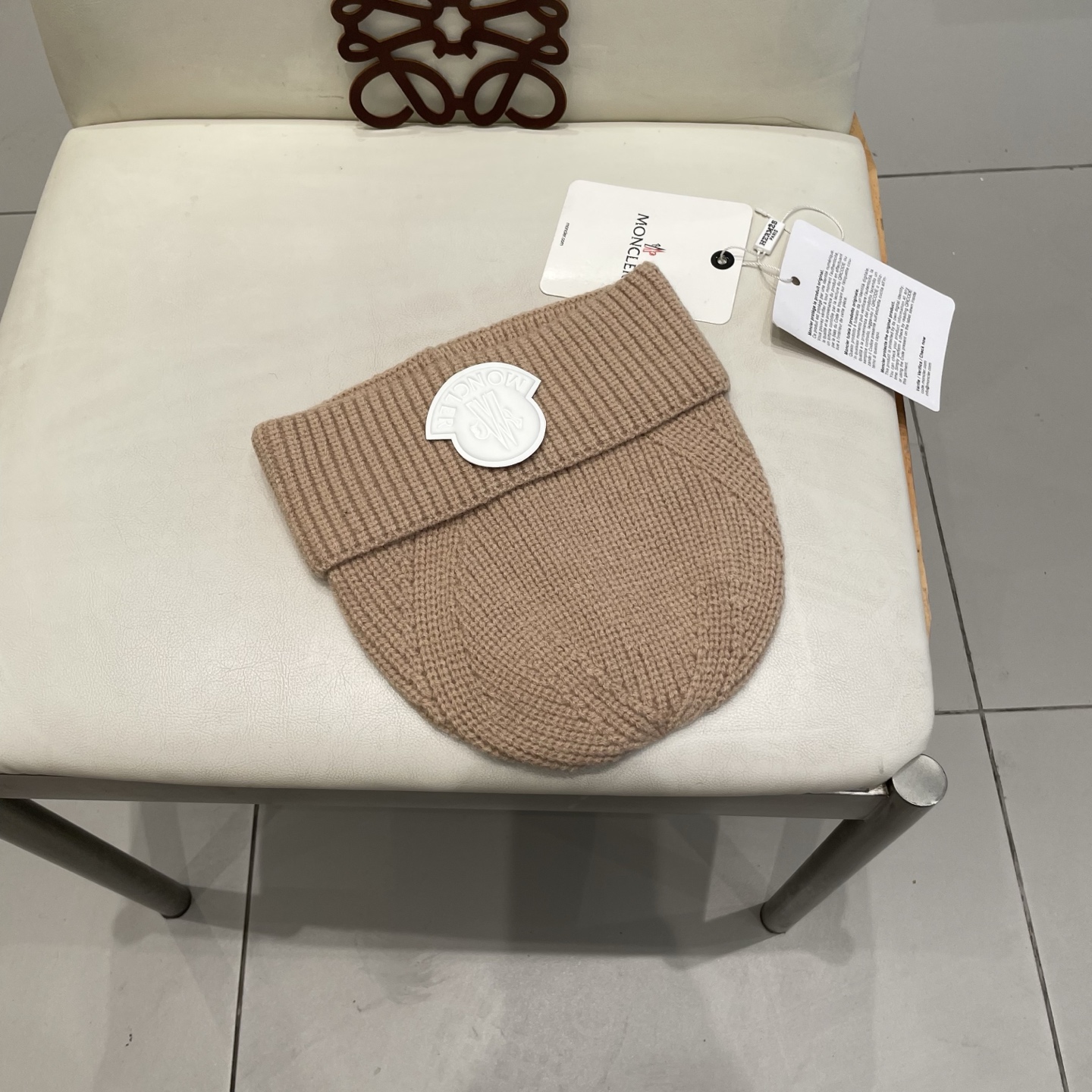  
蒙口Moncler盟可睐💥官网经典针织帽，原单复刻.非常柔软亲肤，弹性很好💓有质感又非常百搭的款式~