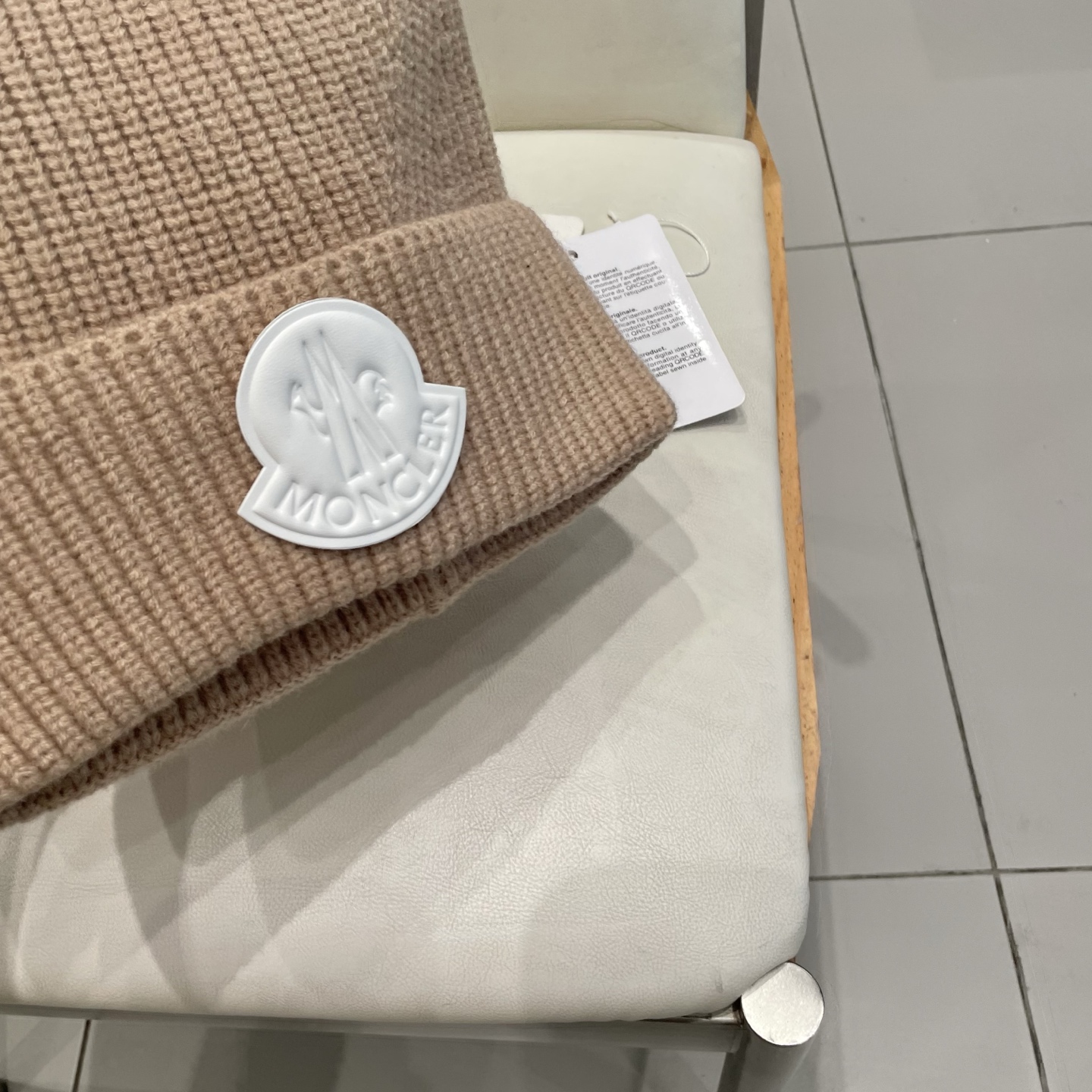  
蒙口Moncler盟可睐💥官网经典针织帽，原单复刻.非常柔软亲肤，弹性很好💓有质感又非常百搭的款式~