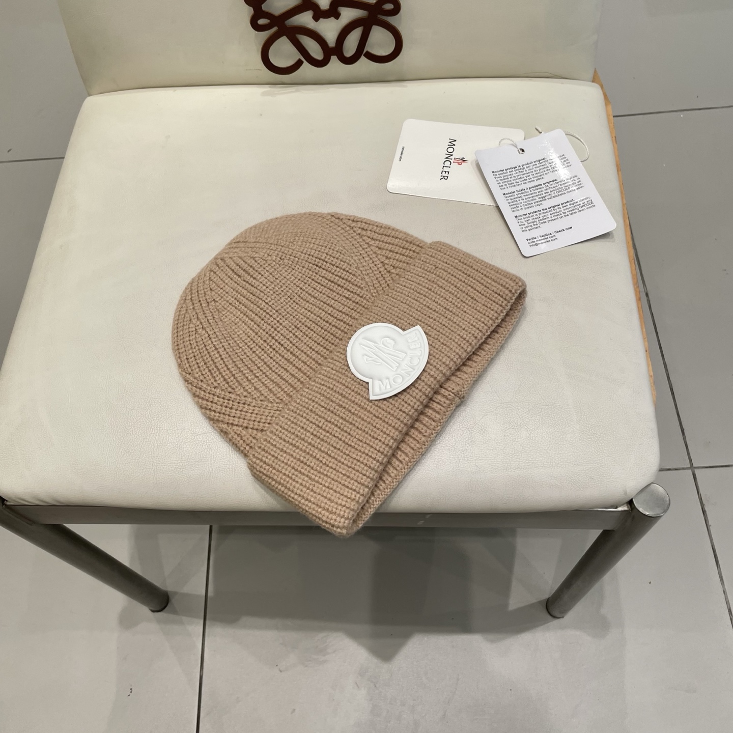  
蒙口Moncler盟可睐💥官网经典针织帽，原单复刻.非常柔软亲肤，弹性很好💓有质感又非常百搭的款式~