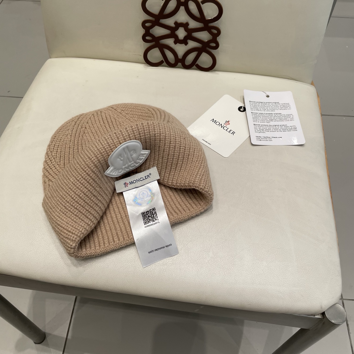  
蒙口Moncler盟可睐💥官网经典针织帽，原单复刻.非常柔软亲肤，弹性很好💓有质感又非常百搭的款式~
