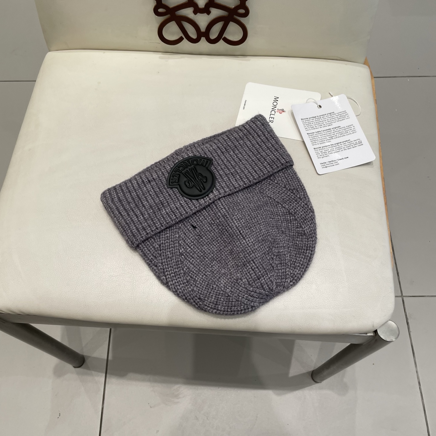  
蒙口Moncler盟可睐💥官网经典针织帽，原单复刻.非常柔软亲肤，弹性很好💓有质感又非常百搭的款式~