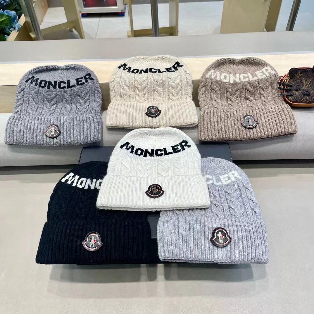   蒙口moncler 带球针织毛线帽！小姐姐的冬日最爱～随便搭配什么衣服都好看！又减龄又显可爱的一款～