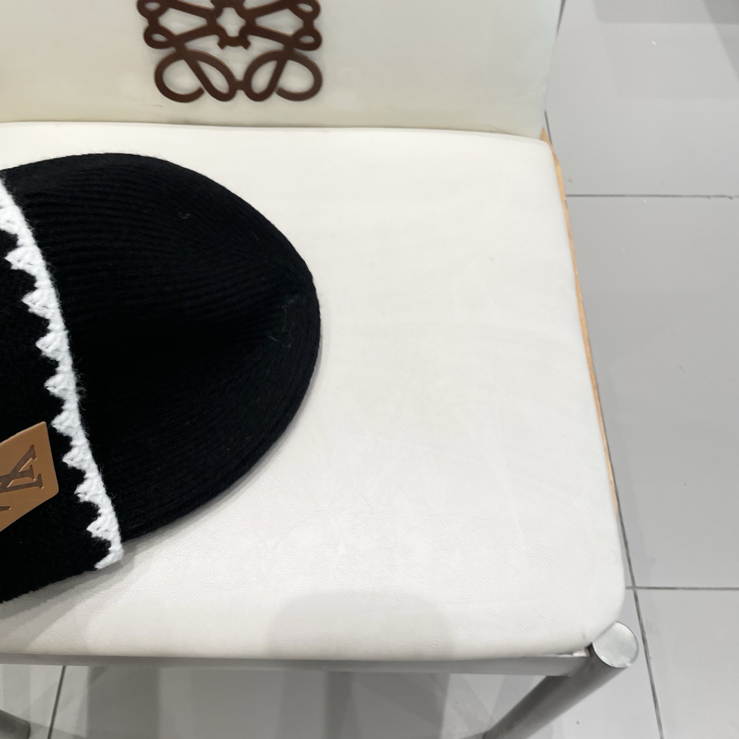 ⚫️Lv官网针织帽
非常百搭 男女通用 亲们可以看细节，车工整齐 透气舒适，采用进口毛线料！潮人必备！