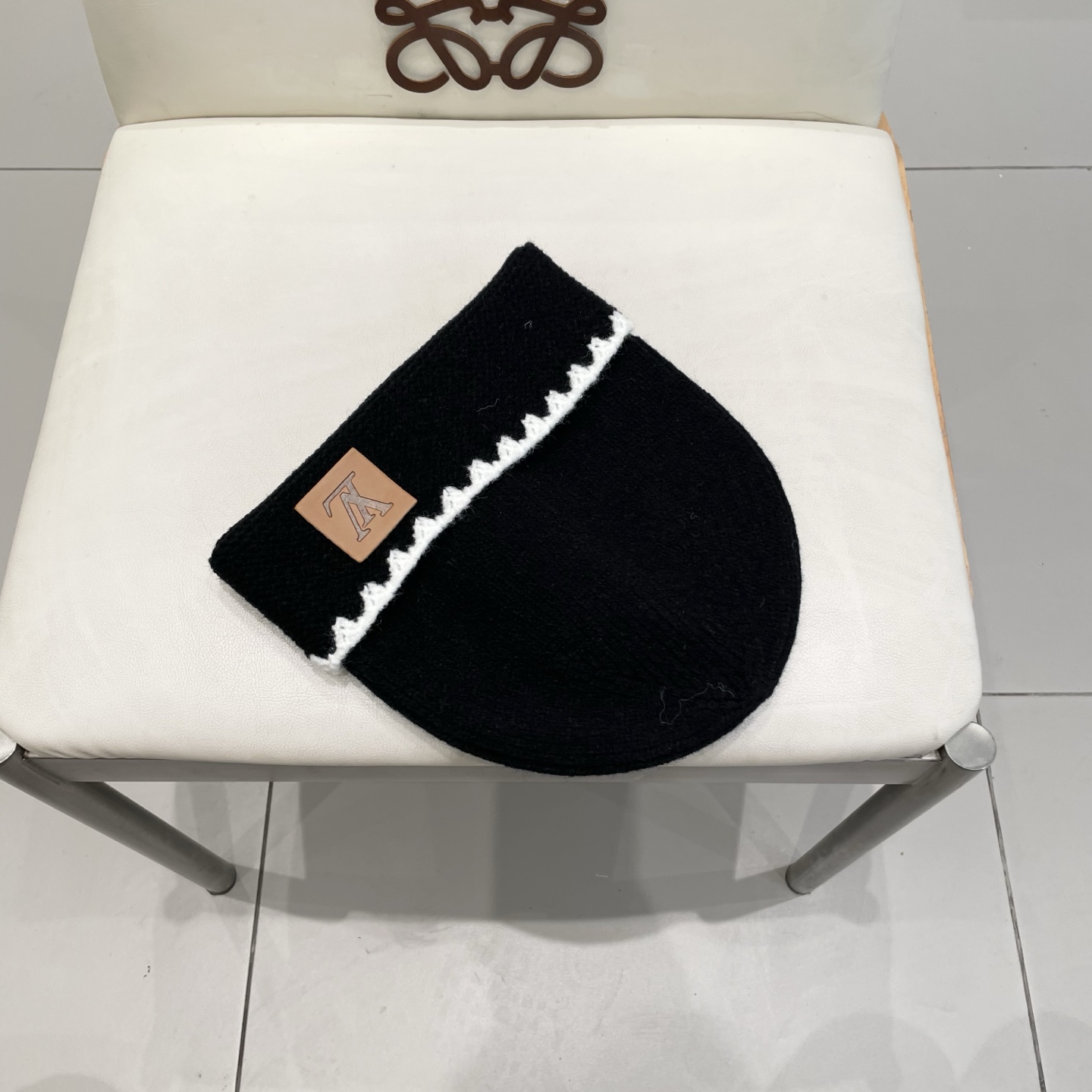 ⚫️Lv官网针织帽
非常百搭 男女通用 亲们可以看细节，车工整齐 透气舒适，采用进口毛线料！潮人必备！