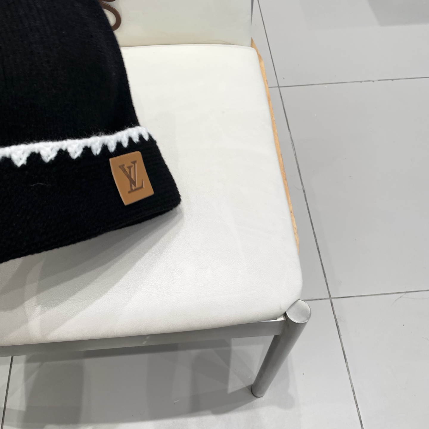 ⚫️Lv官网针织帽
非常百搭 男女通用 亲们可以看细节，车工整齐 透气舒适，采用进口毛线料！潮人必备！