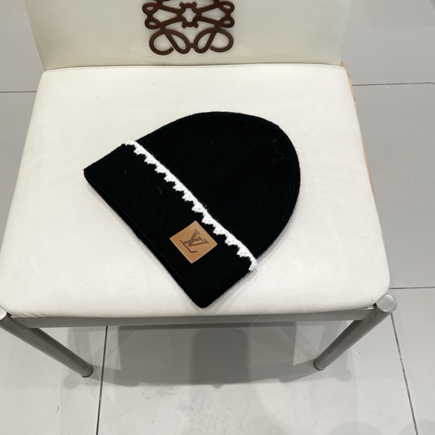 ⚫️Lv官网针织帽
非常百搭 男女通用 亲们可以看细节，车工整齐 透气舒适，采用进口毛线料！潮人必备！