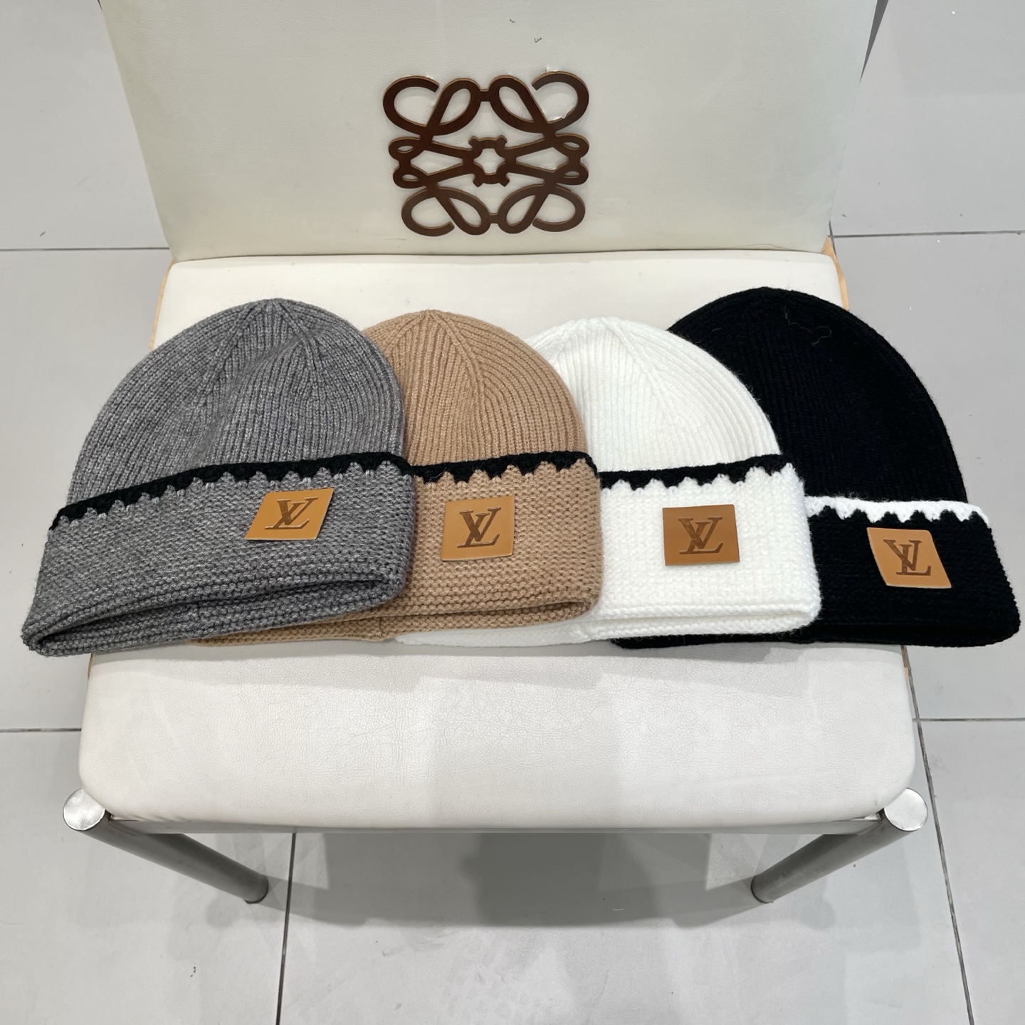 ⚫️Lv官网针织帽
非常百搭 男女通用 亲们可以看细节，车工整齐 透气舒适，采用进口毛线料！潮人必备！