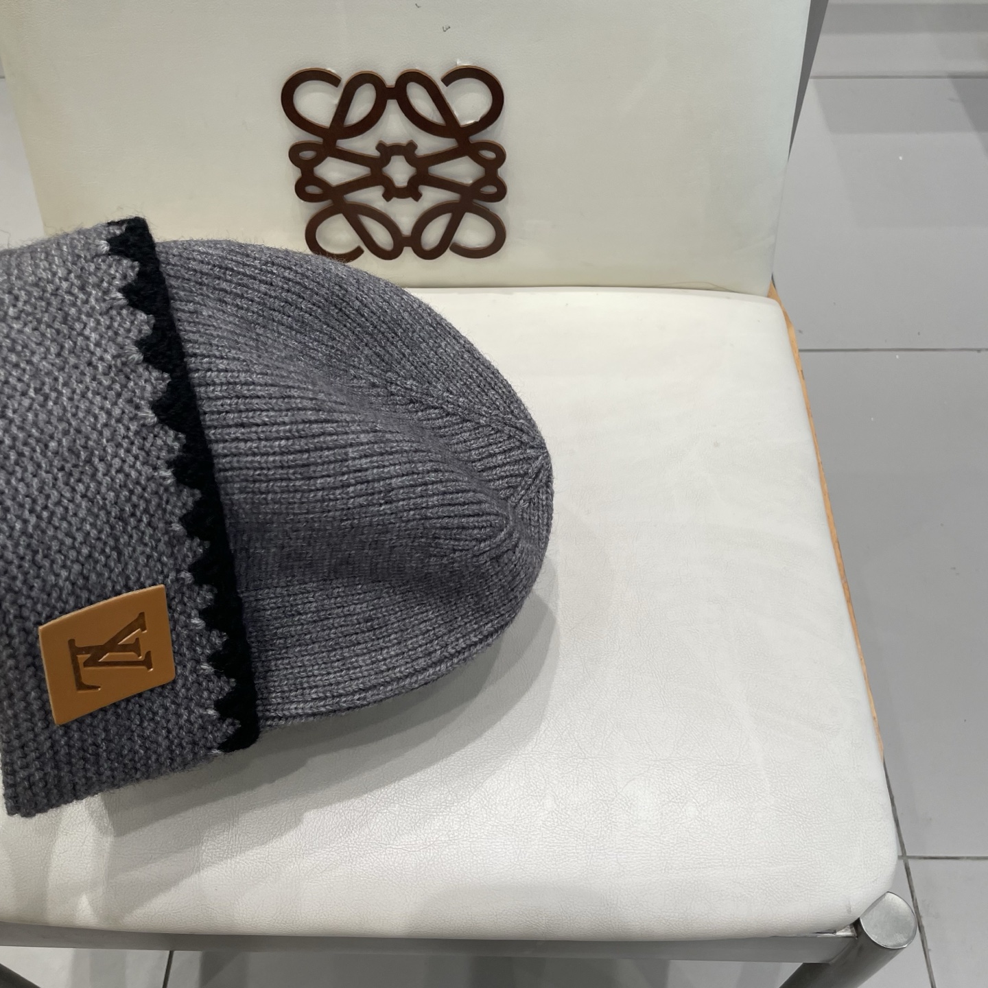 ⚫️Lv官网针织帽
非常百搭 男女通用 亲们可以看细节，车工整齐 透气舒适，采用进口毛线料！潮人必备！