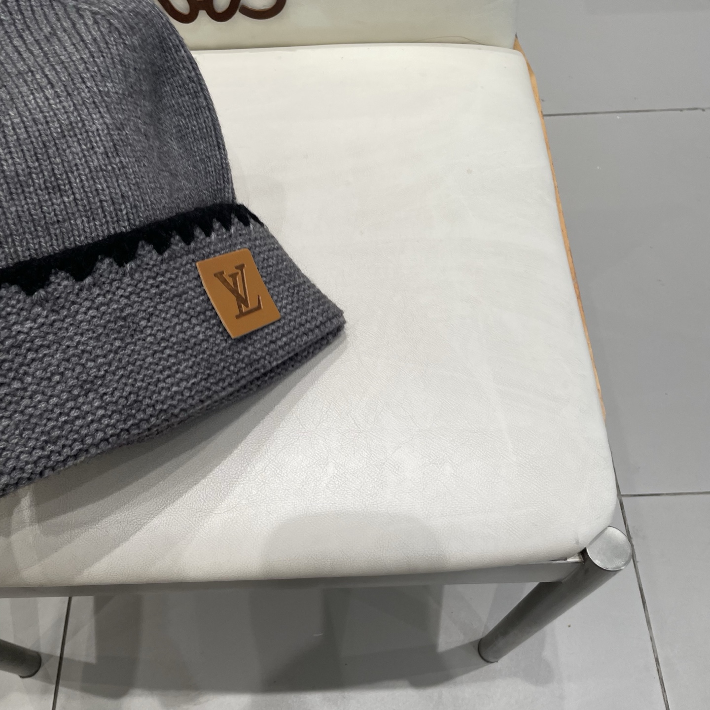 ⚫️Lv官网针织帽
非常百搭 男女通用 亲们可以看细节，车工整齐 透气舒适，采用进口毛线料！潮人必备！