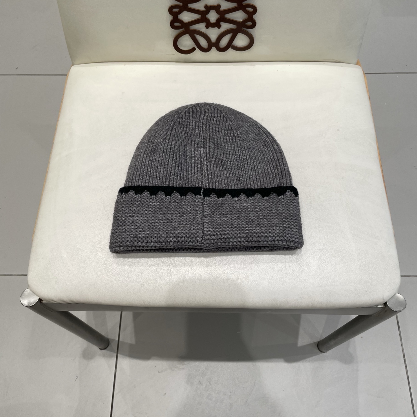 ⚫️Lv官网针织帽
非常百搭 男女通用 亲们可以看细节，车工整齐 透气舒适，采用进口毛线料！潮人必备！