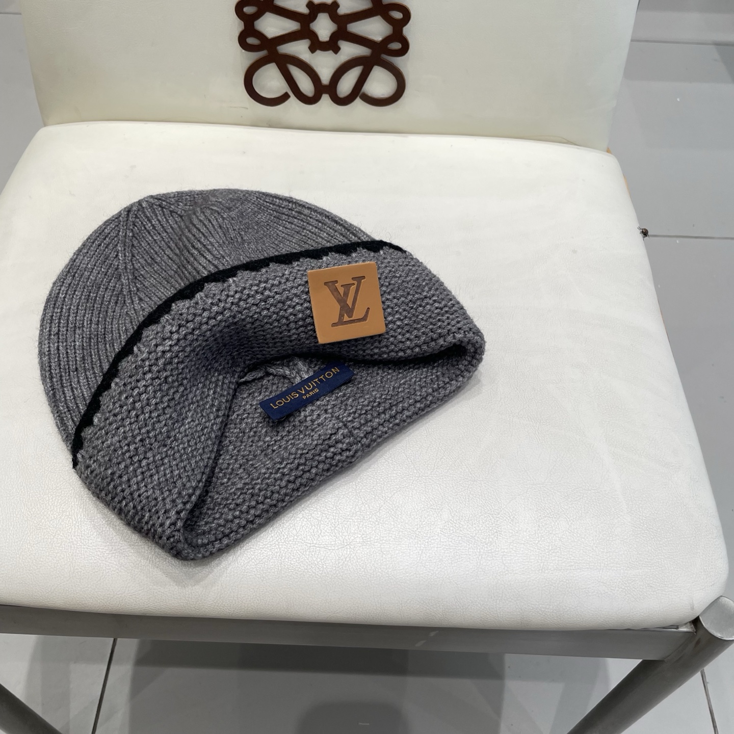 ⚫️Lv官网针织帽
非常百搭 男女通用 亲们可以看细节，车工整齐 透气舒适，采用进口毛线料！潮人必备！
