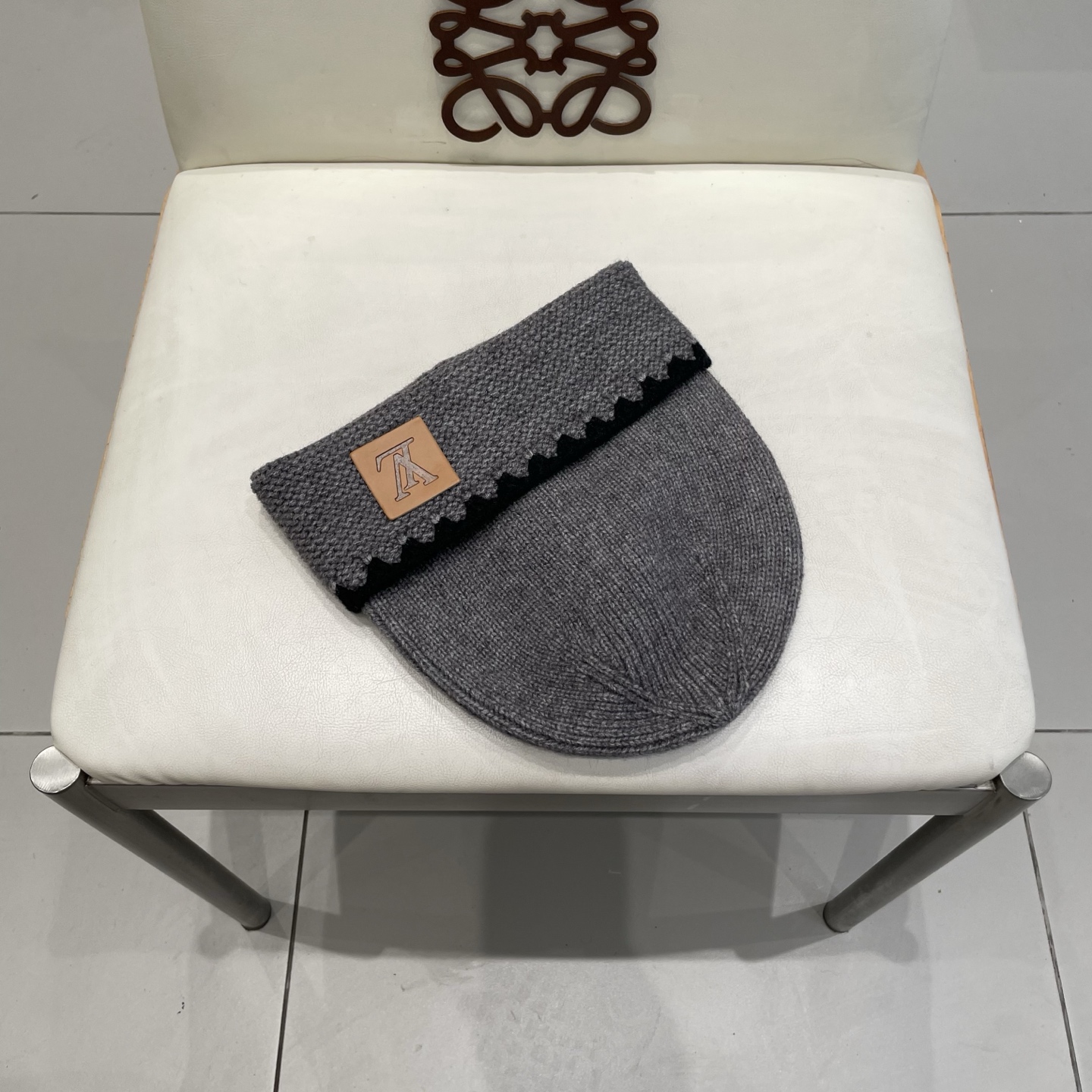 ⚫️Lv官网针织帽
非常百搭 男女通用 亲们可以看细节，车工整齐 透气舒适，采用进口毛线料！潮人必备！