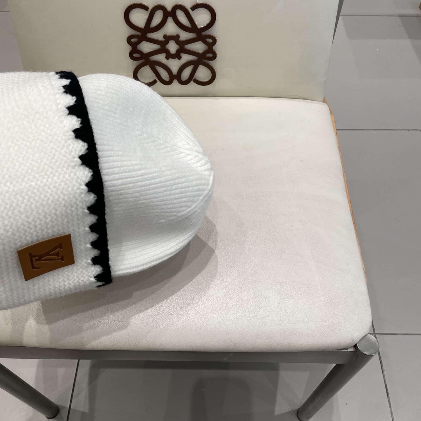 ⚫️Lv官网针织帽
非常百搭 男女通用 亲们可以看细节，车工整齐 透气舒适，采用进口毛线料！潮人必备！