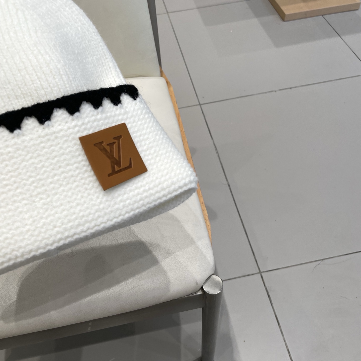 ⚫️Lv官网针织帽
非常百搭 男女通用 亲们可以看细节，车工整齐 透气舒适，采用进口毛线料！潮人必备！