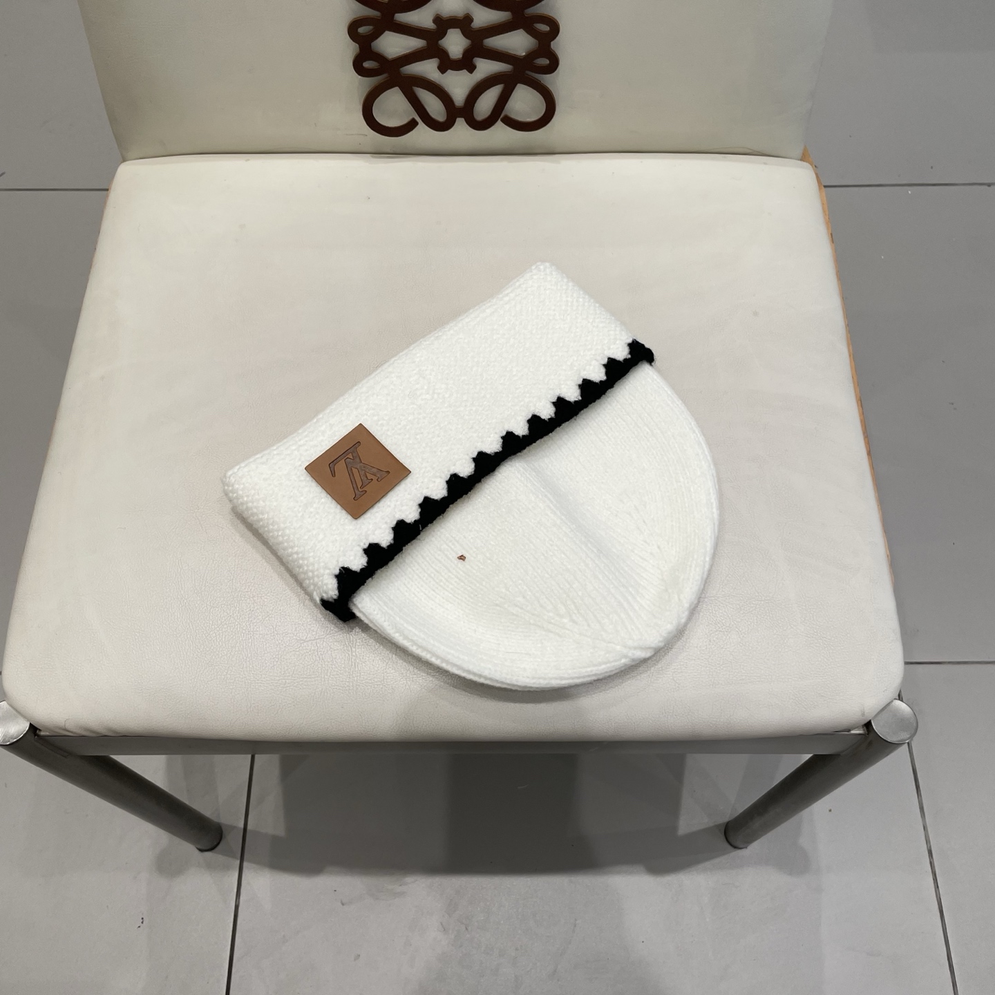 ⚫️Lv官网针织帽
非常百搭 男女通用 亲们可以看细节，车工整齐 透气舒适，采用进口毛线料！潮人必备！