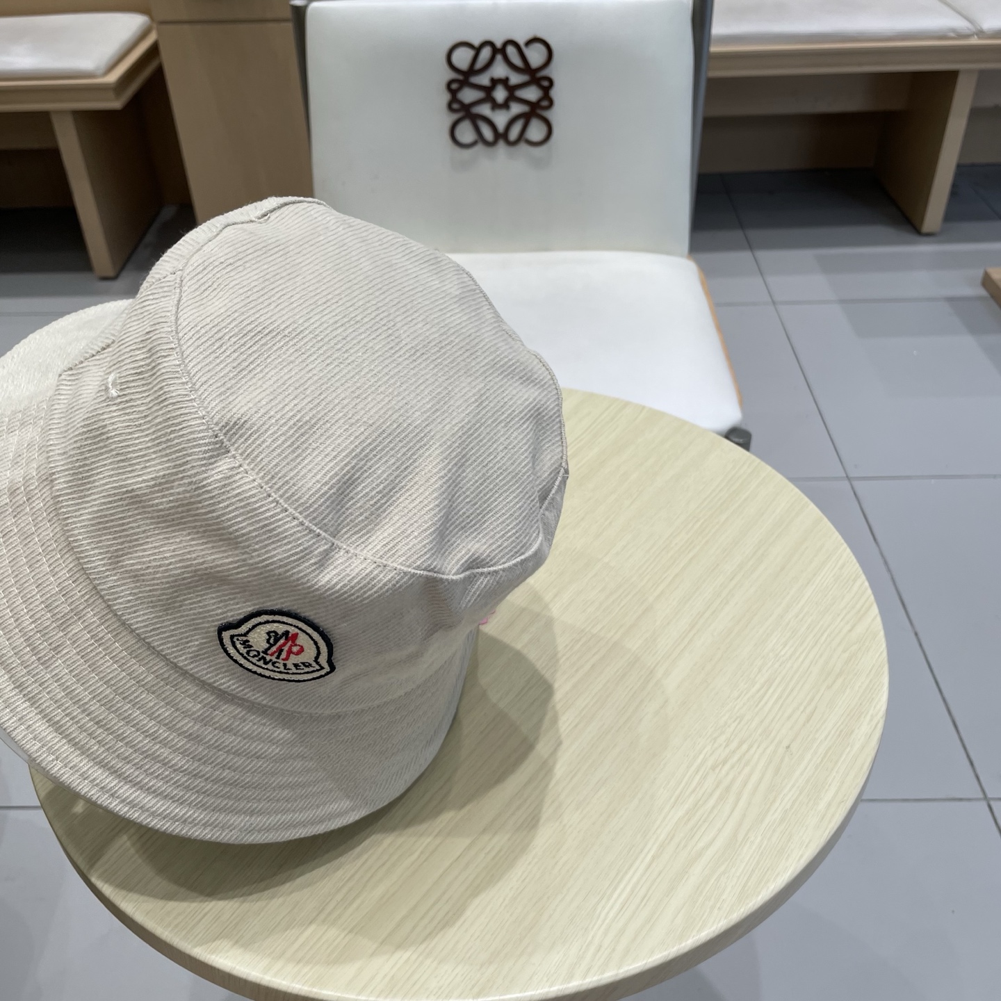 蒙口【MONCELER很火的一款渔夫帽
简约大气 高逼格好物～格调有个性
LOGO  秋款轻盈透气！质量