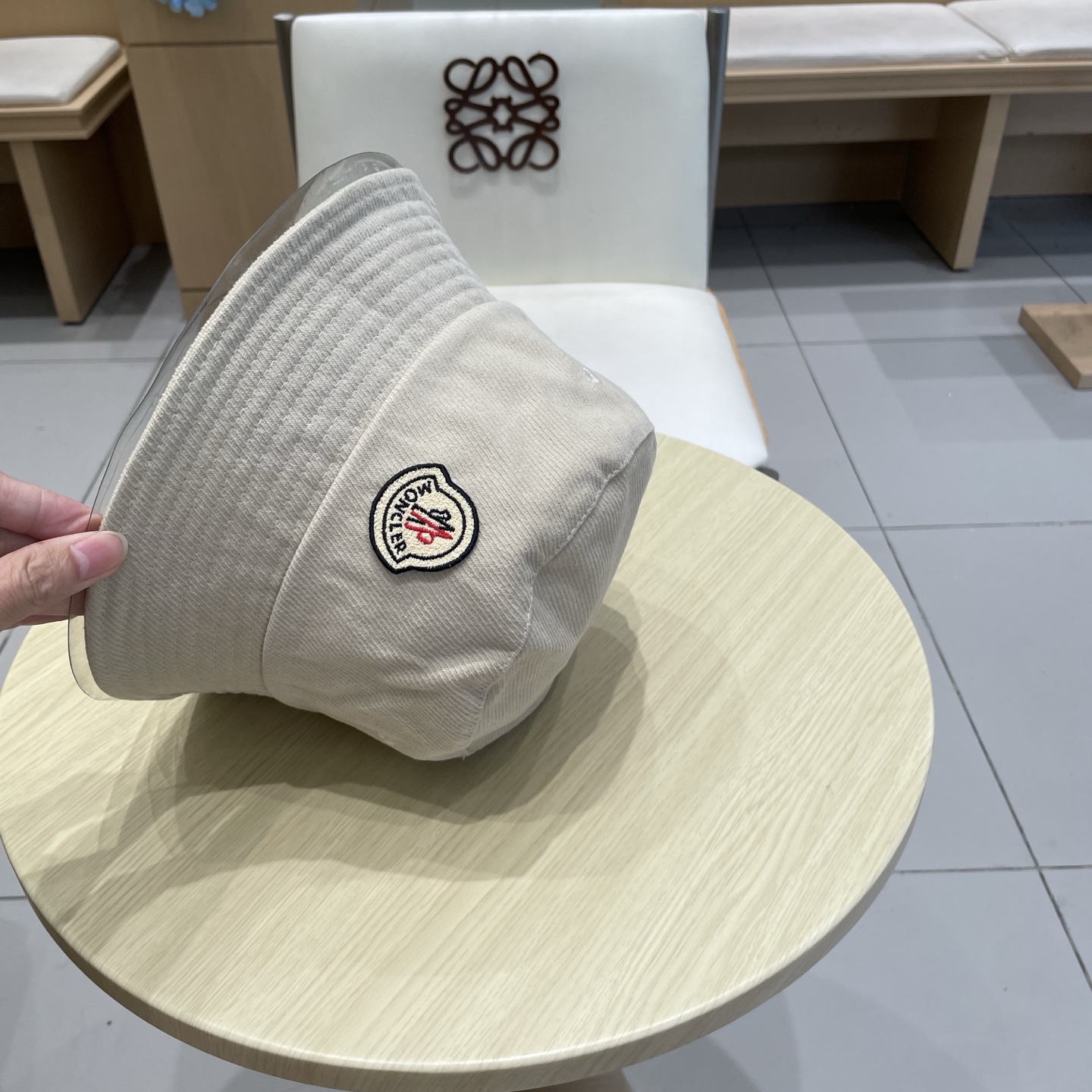 蒙口【MONCELER很火的一款渔夫帽
简约大气 高逼格好物～格调有个性
LOGO  秋款轻盈透气！质量