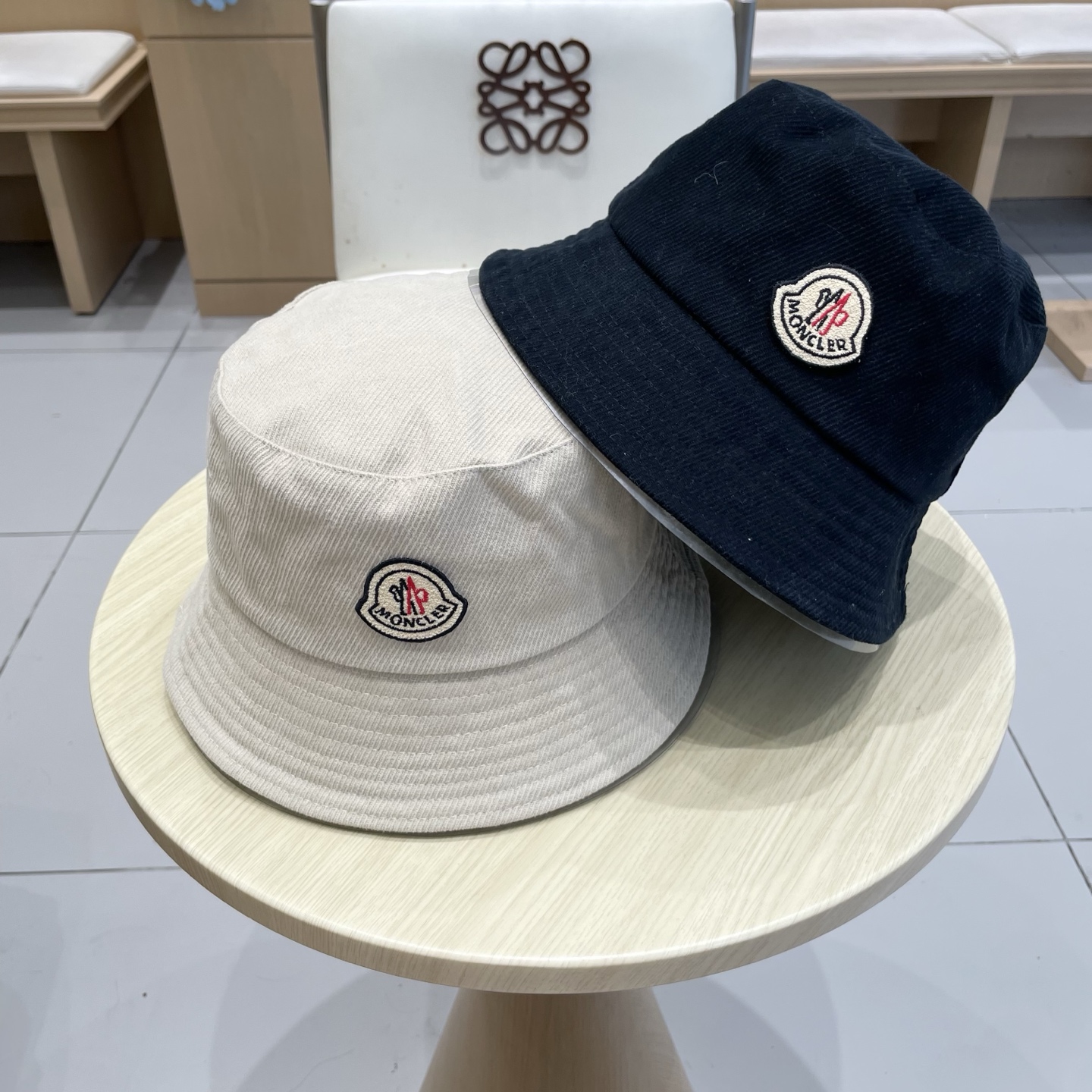 蒙口【MONCELER很火的一款渔夫帽
简约大气 高逼格好物～格调有个性
LOGO  秋款轻盈透气！质量