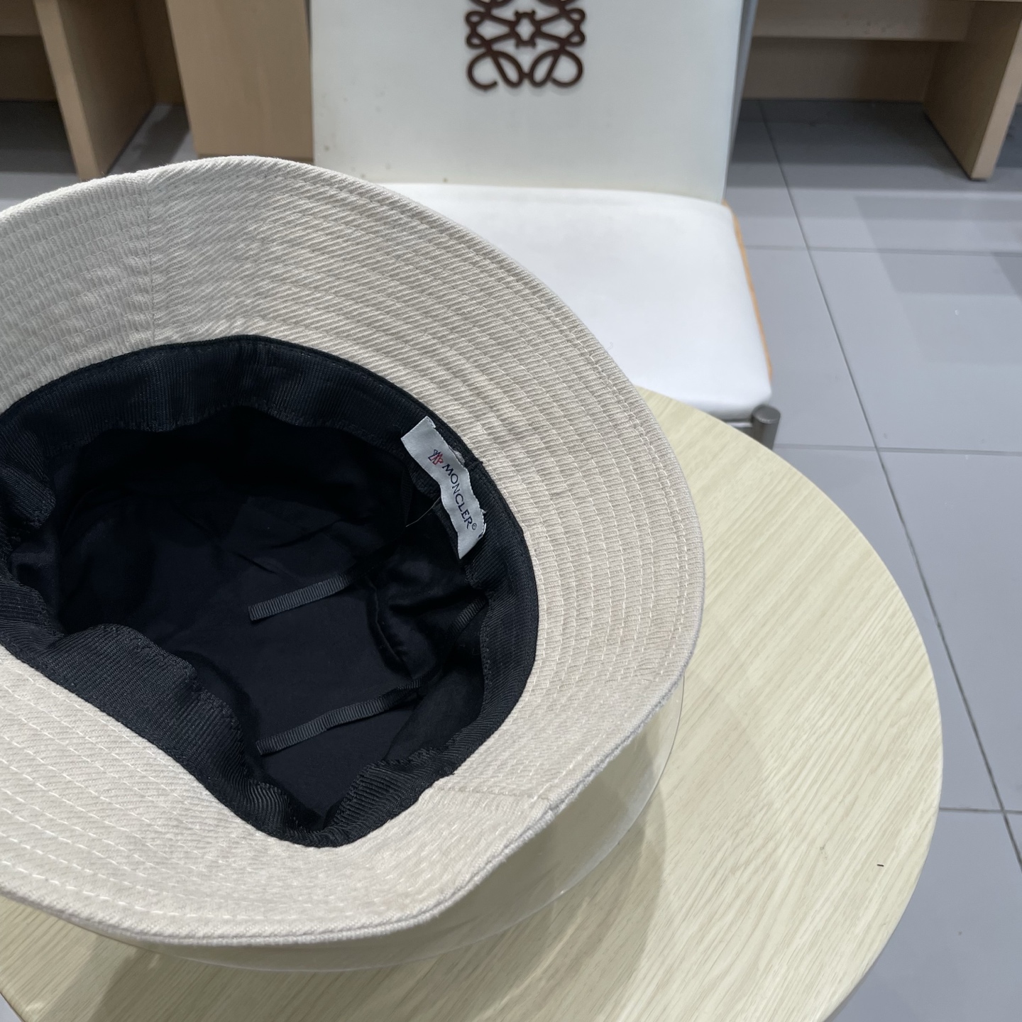 蒙口【MONCELER很火的一款渔夫帽
简约大气 高逼格好物～格调有个性
LOGO  秋款轻盈透气！质量