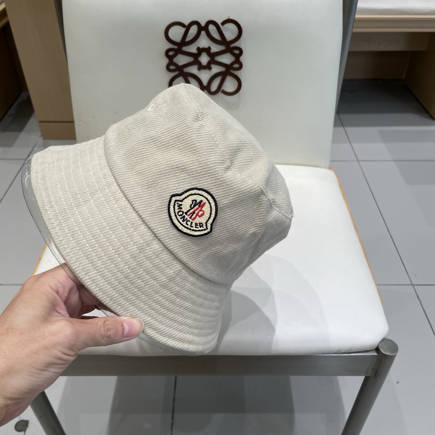 蒙口【MONCELER很火的一款渔夫帽
简约大气 高逼格好物～格调有个性
LOGO  秋款轻盈透气！质量