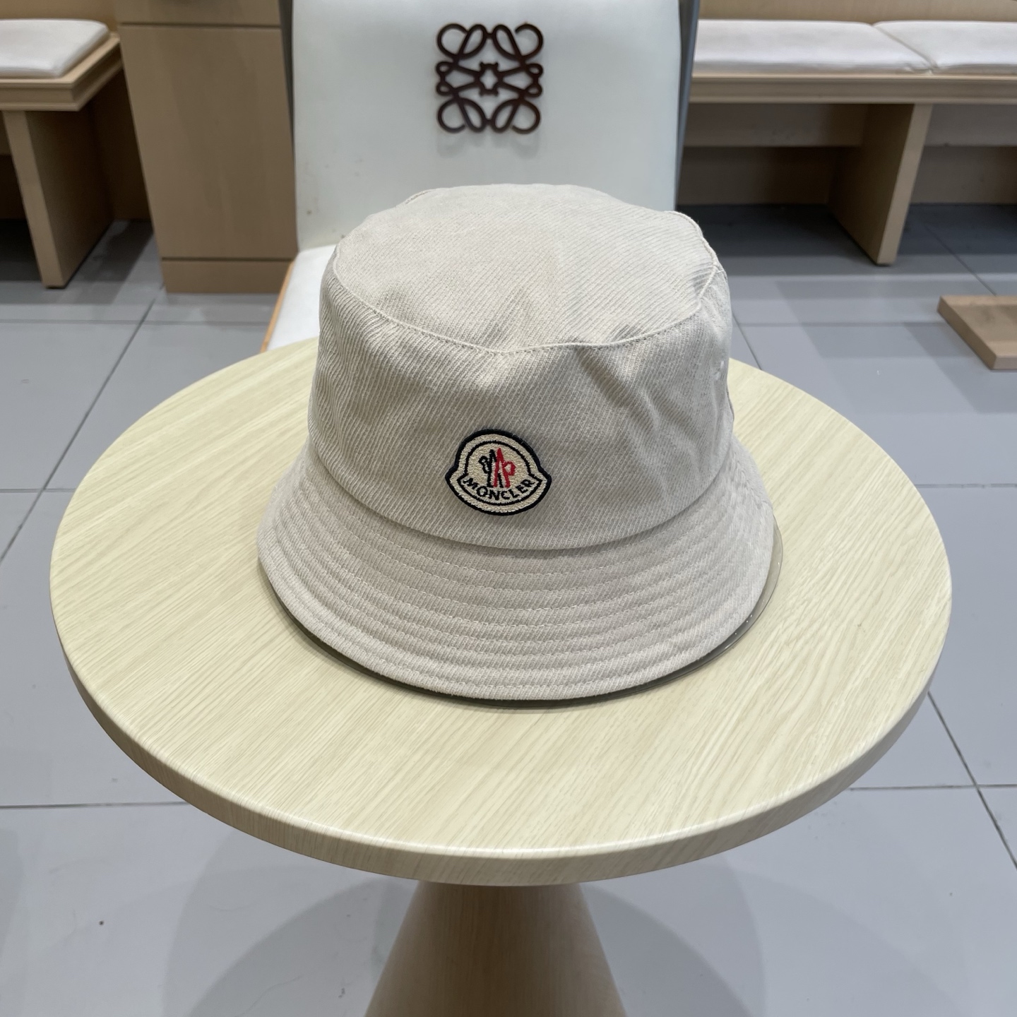 蒙口【MONCELER很火的一款渔夫帽
简约大气 高逼格好物～格调有个性
LOGO  秋款轻盈透气！质量