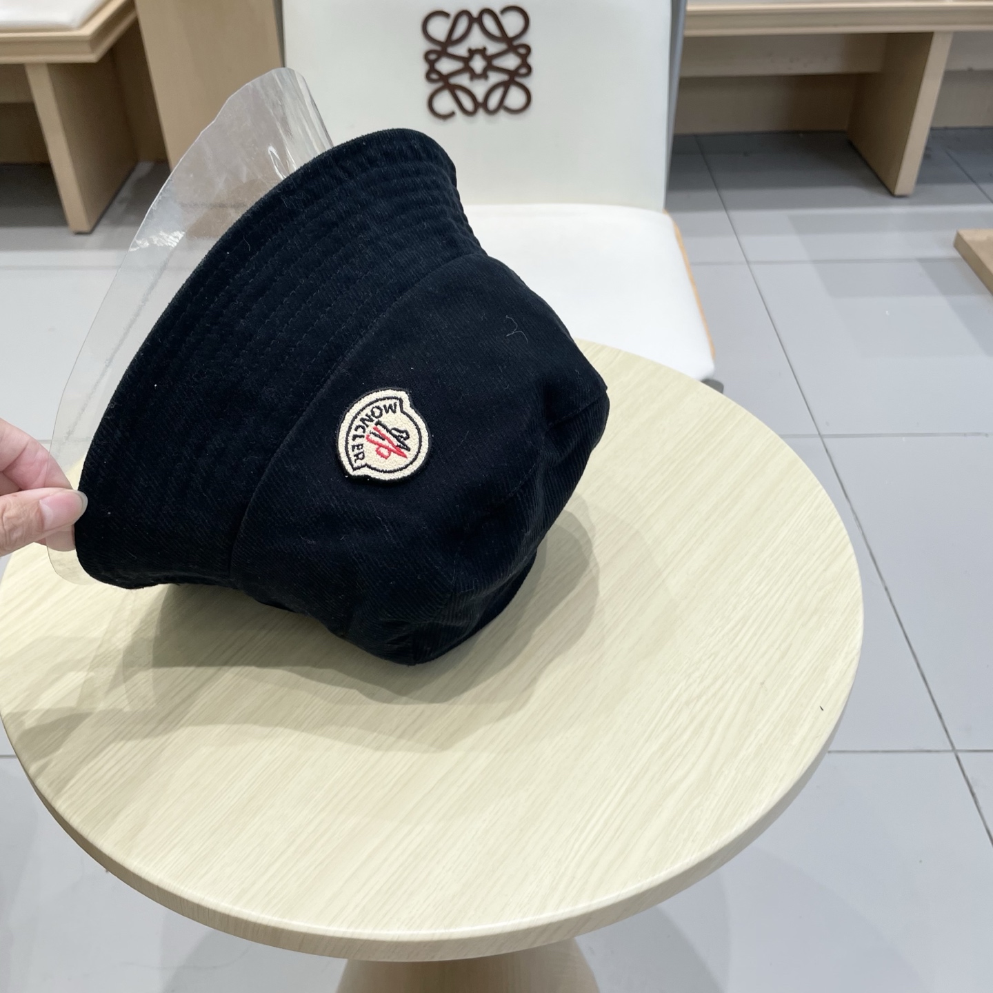 蒙口【MONCELER很火的一款渔夫帽
简约大气 高逼格好物～格调有个性
LOGO  秋款轻盈透气！质量