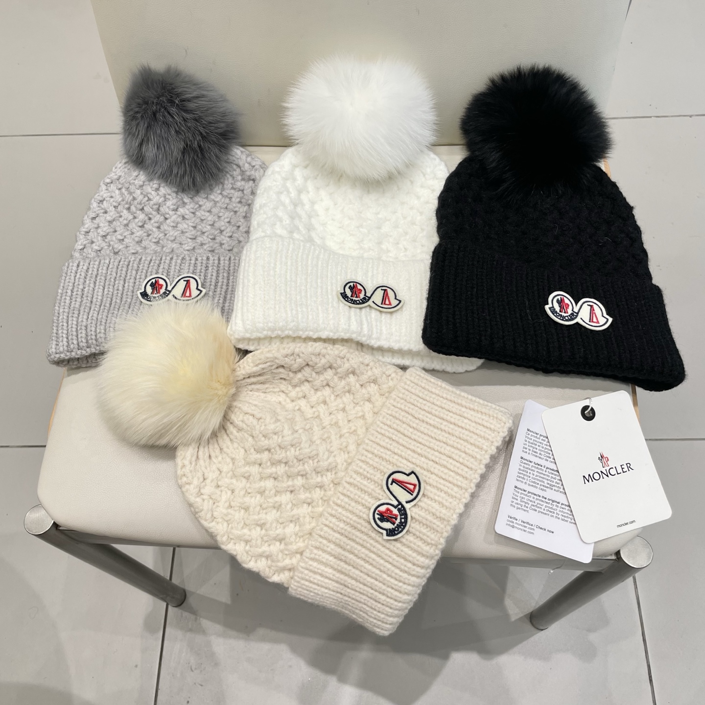  蒙口双标logo。针织毛线帽！小姐姐的冬日最爱～随便搭配什么衣服都好看！又减龄又显可爱的一款～颜色很多