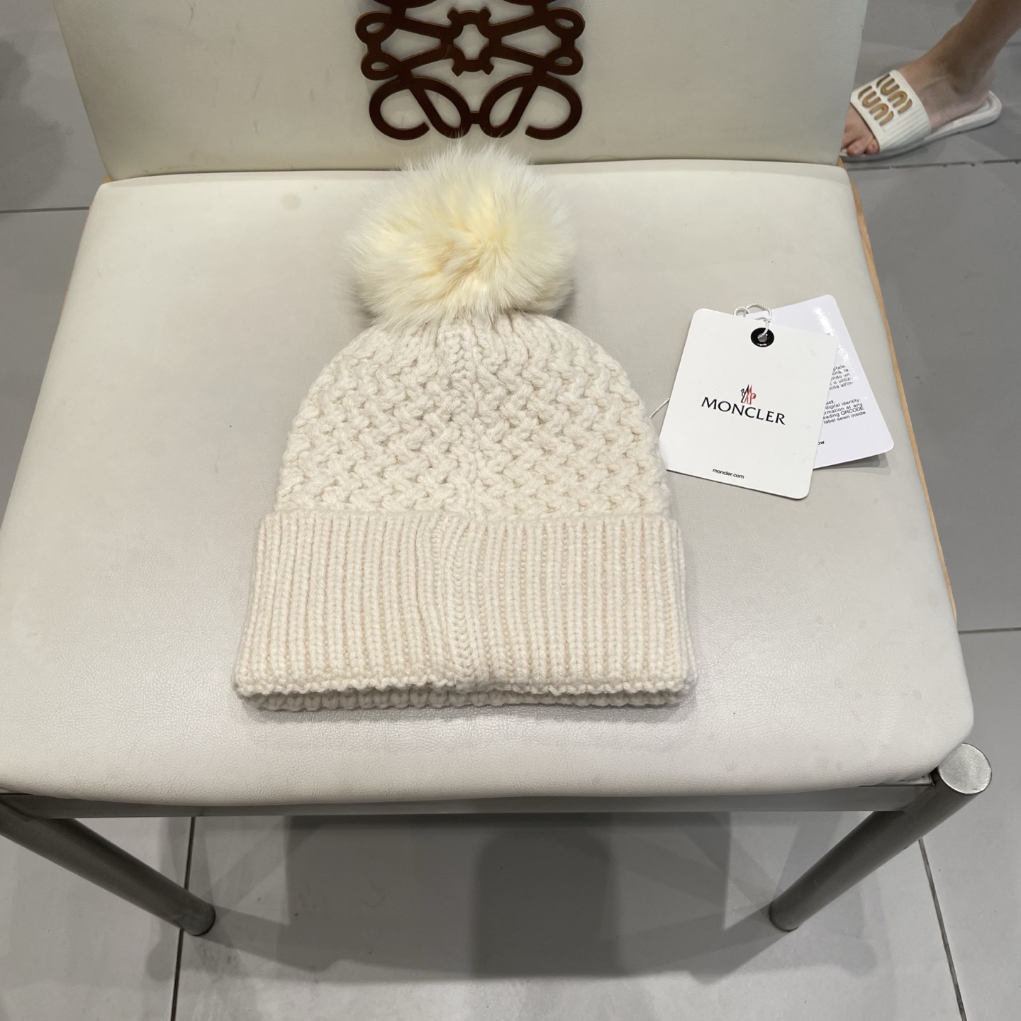  蒙口双标logo。针织毛线帽！小姐姐的冬日最爱～随便搭配什么衣服都好看！又减龄又显可爱的一款～颜色很多