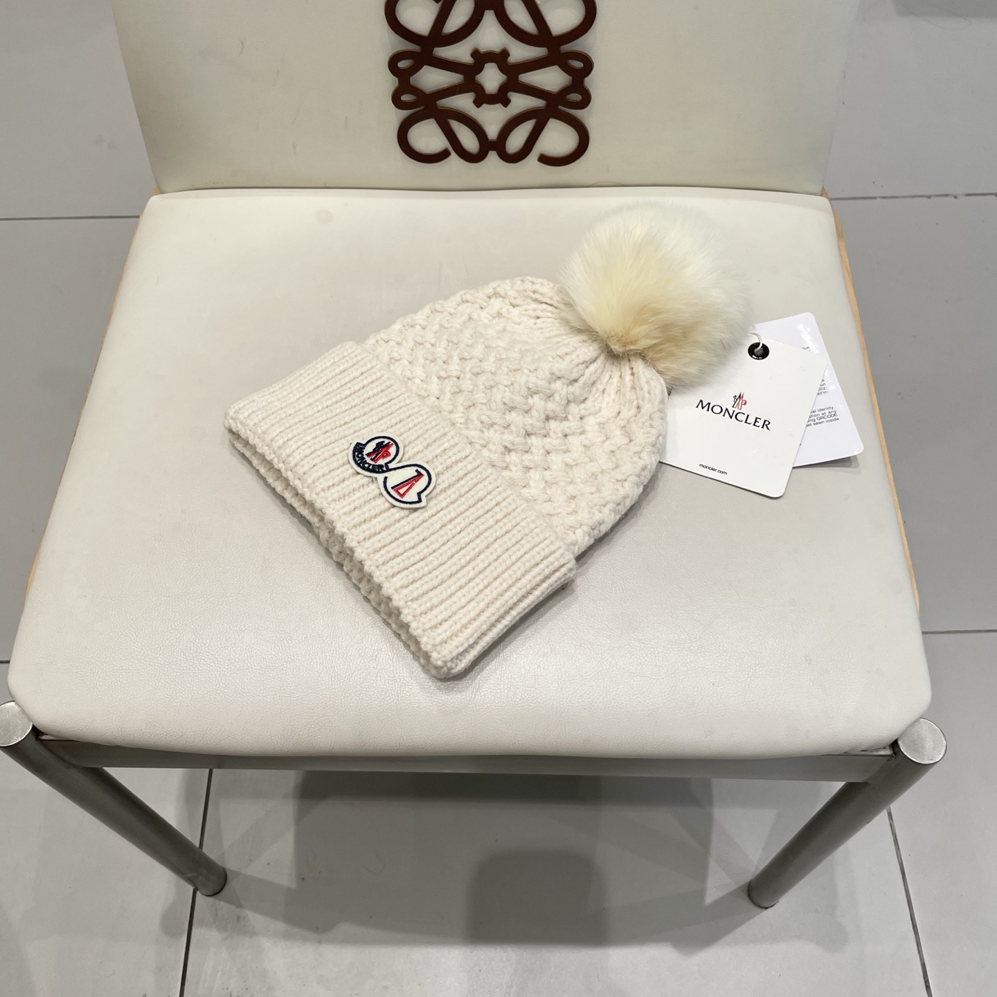  蒙口双标logo。针织毛线帽！小姐姐的冬日最爱～随便搭配什么衣服都好看！又减龄又显可爱的一款～颜色很多