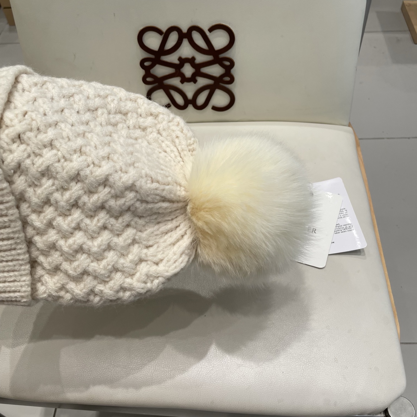  蒙口双标logo。针织毛线帽！小姐姐的冬日最爱～随便搭配什么衣服都好看！又减龄又显可爱的一款～颜色很多