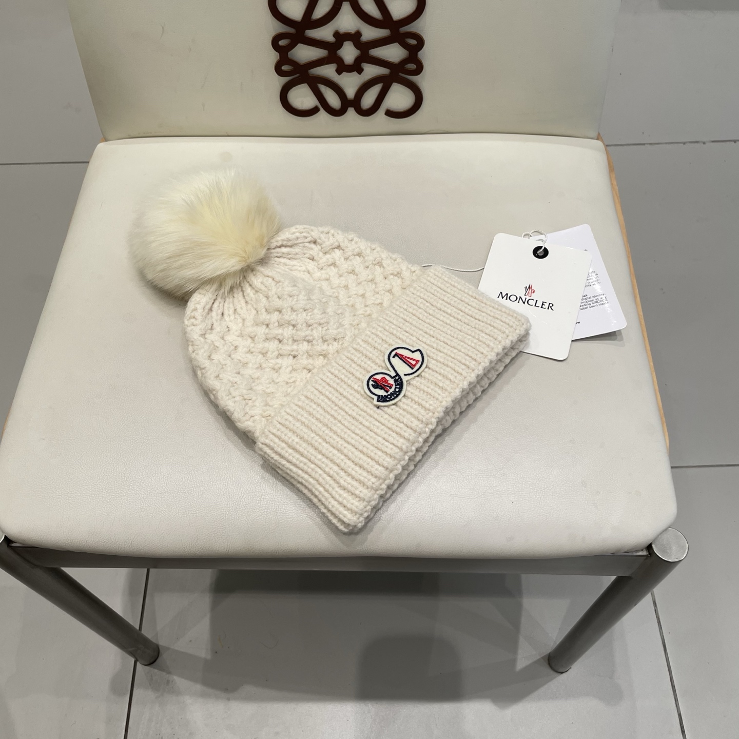  蒙口双标logo。针织毛线帽！小姐姐的冬日最爱～随便搭配什么衣服都好看！又减龄又显可爱的一款～颜色很多