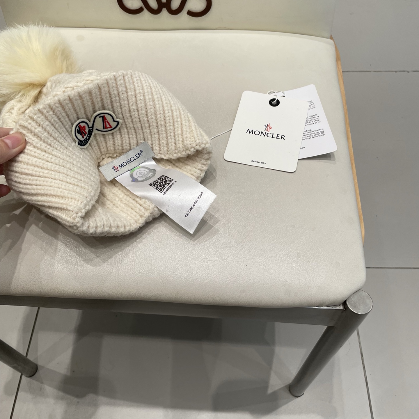  蒙口双标logo。针织毛线帽！小姐姐的冬日最爱～随便搭配什么衣服都好看！又减龄又显可爱的一款～颜色很多