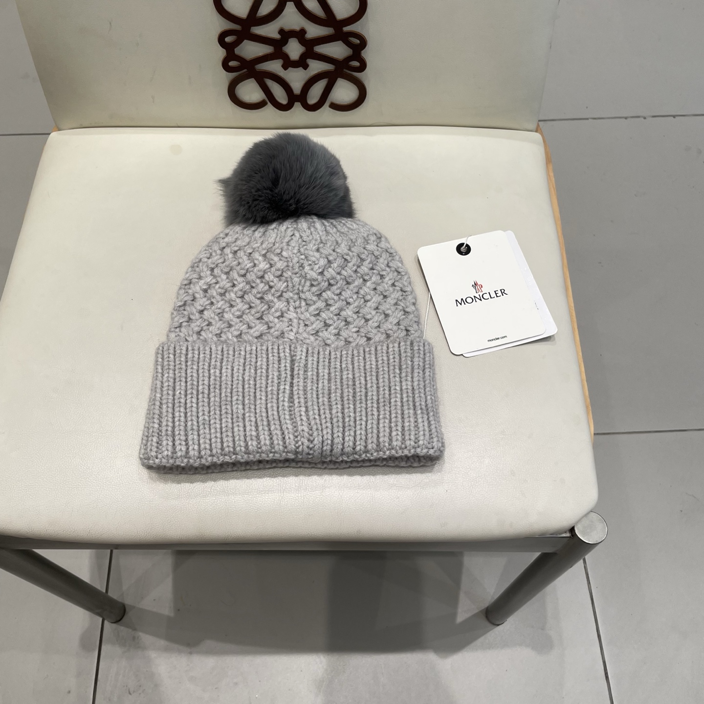  蒙口双标logo。针织毛线帽！小姐姐的冬日最爱～随便搭配什么衣服都好看！又减龄又显可爱的一款～颜色很多