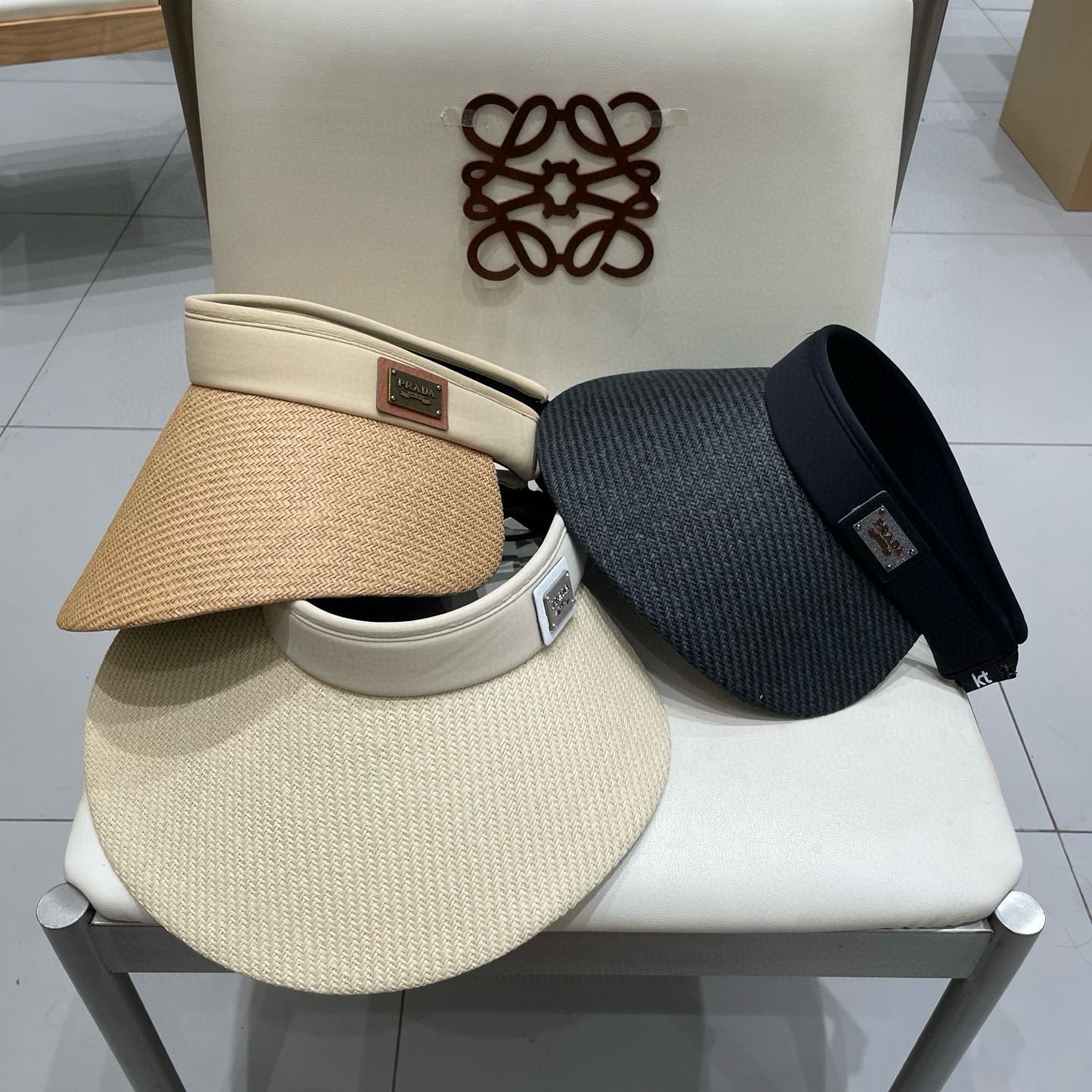  普拉达Prada大檐黑胶防晒帽女夏季度假草编空顶遮阳帽防紫外线出游太阳帽子潮