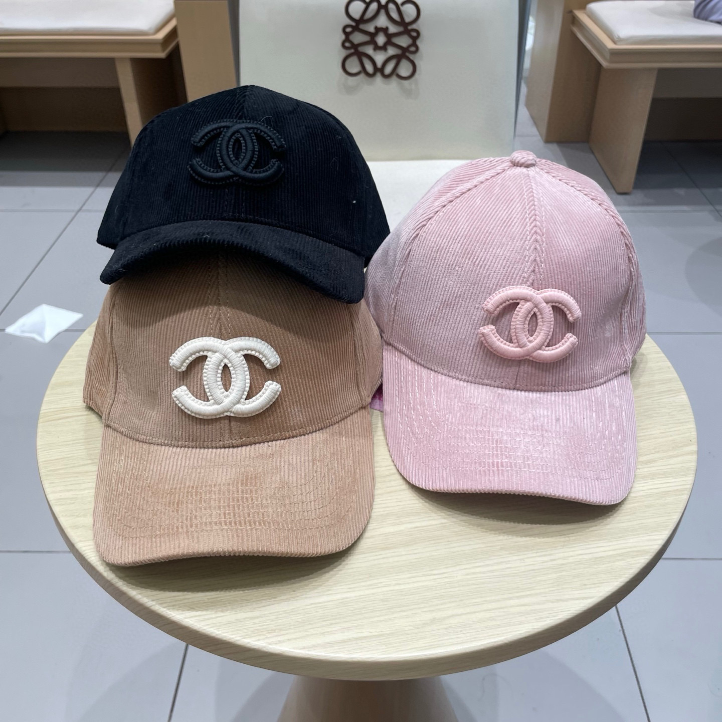 香奈儿 秋季新款 灯芯绒棒球帽🧢
小标几个颜色真的很耐看
整个帽型软顶设计 戴上去和头部完美贴合非常舒服