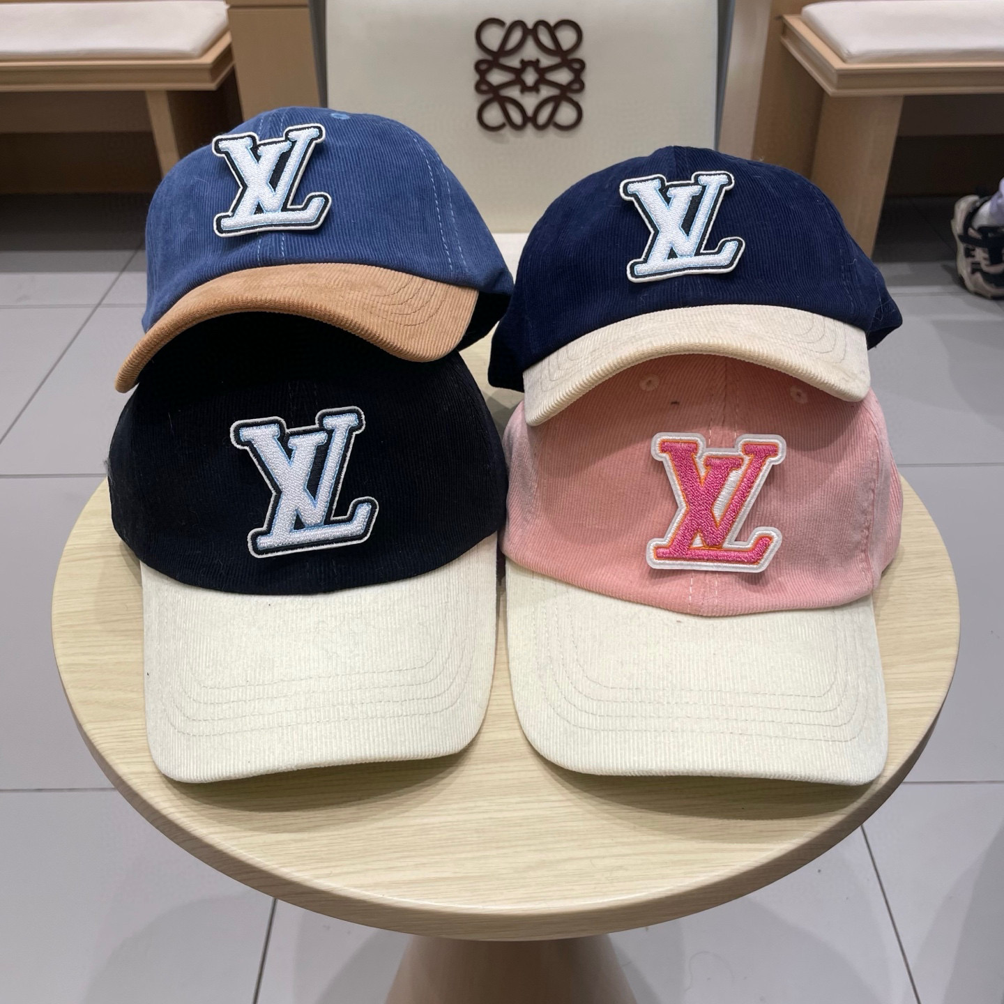  LV路易威登拼色秋冬本专柜爆款灯芯绒棒球帽  重工打造♥️高端大气，百搭款🤗男女通用！