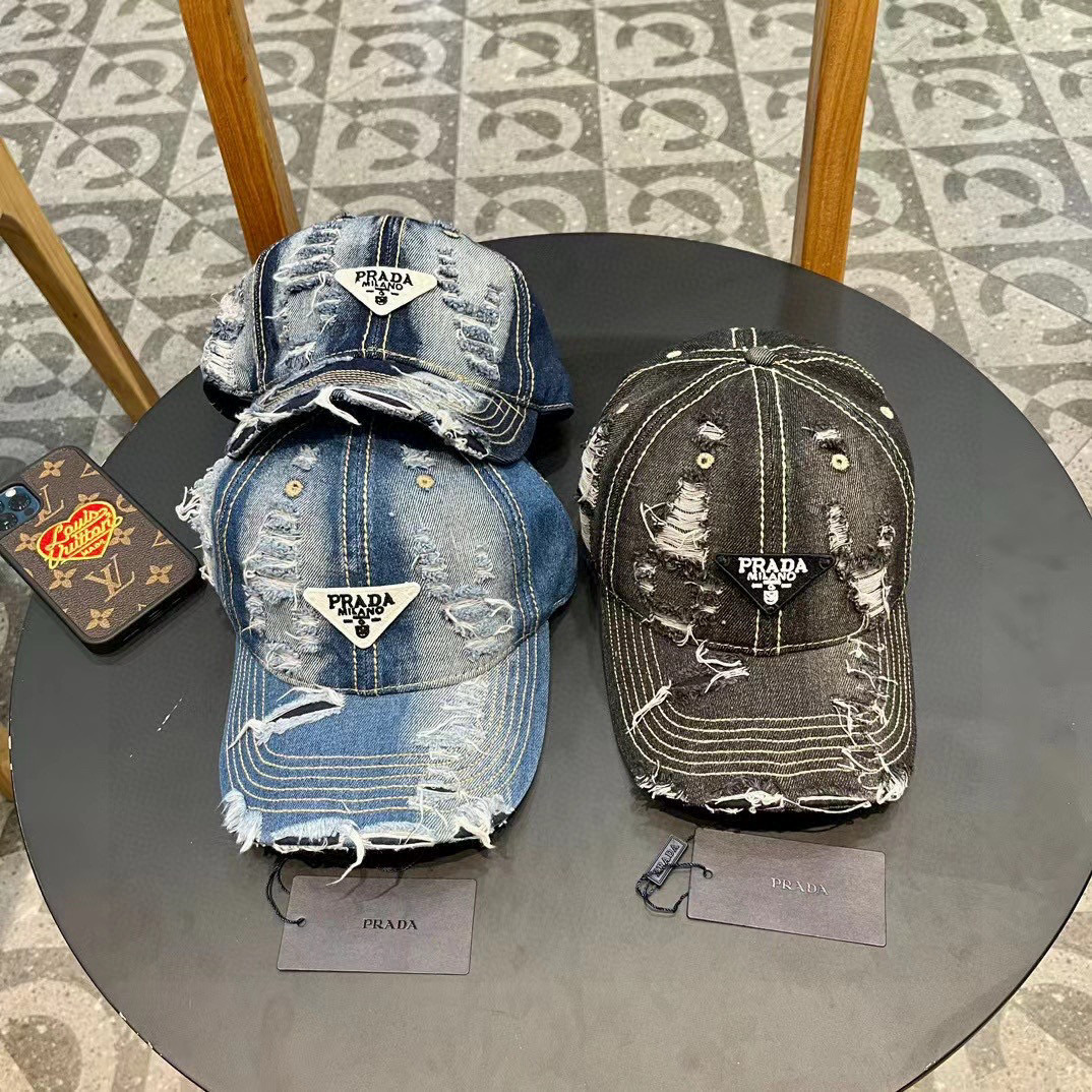  Pr@da 普拉达牛仔布倒三角棒球帽
星星洗水牛仔色，秀场同款，面料柔软舒适
百搭休闲款，闭眼入！