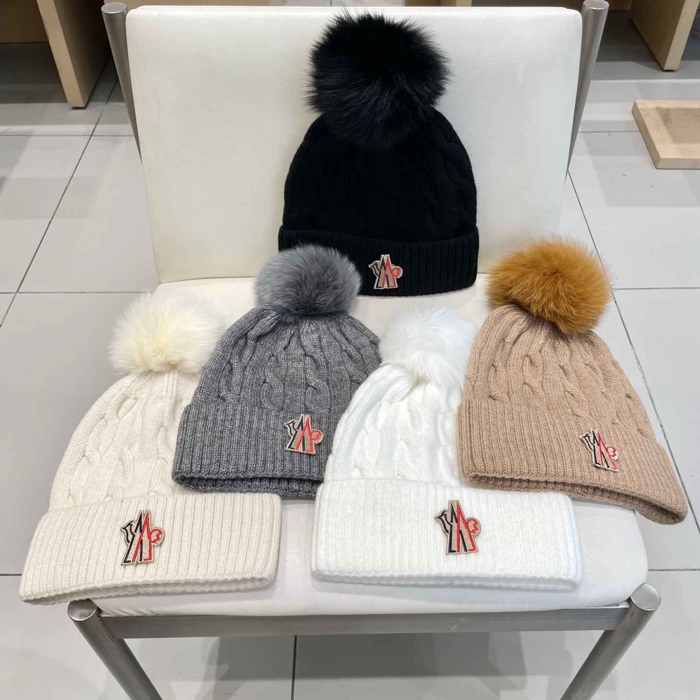   经典蒙口毛线帽
秋冬颜值超高的单品之一
真狐狸毛球 毛质非常紧致有质感！
四个颜色哦～拍照很上镜👋