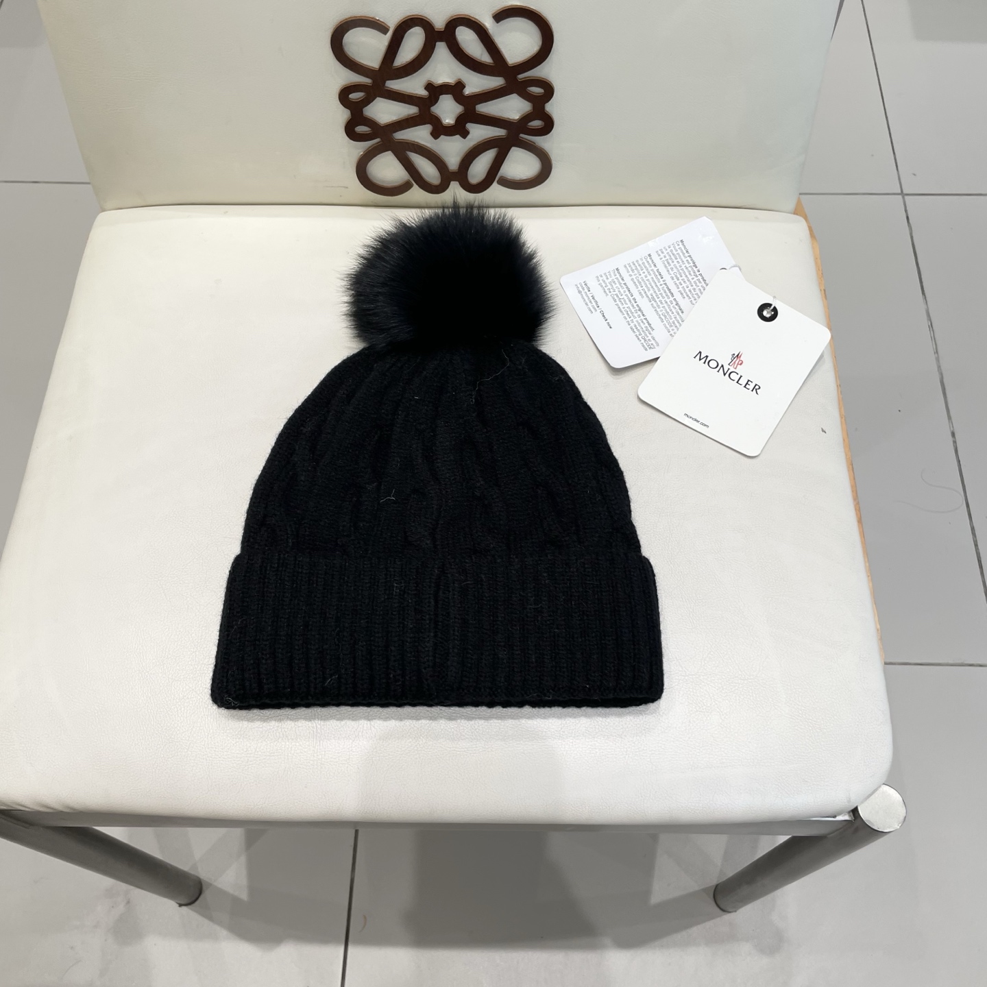   经典蒙口毛线帽
秋冬颜值超高的单品之一
真狐狸毛球 毛质非常紧致有质感！
四个颜色哦～拍照很上镜👋