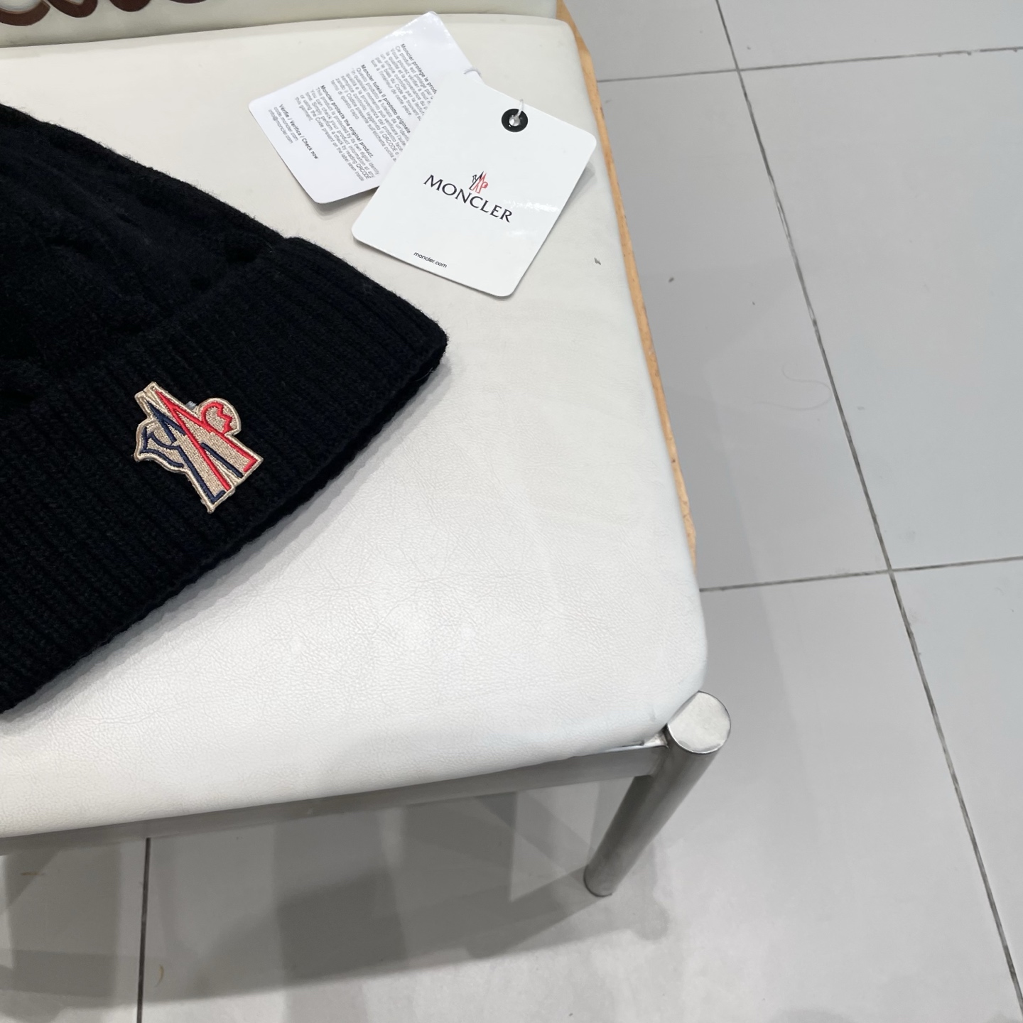   经典蒙口毛线帽
秋冬颜值超高的单品之一
真狐狸毛球 毛质非常紧致有质感！
四个颜色哦～拍照很上镜👋