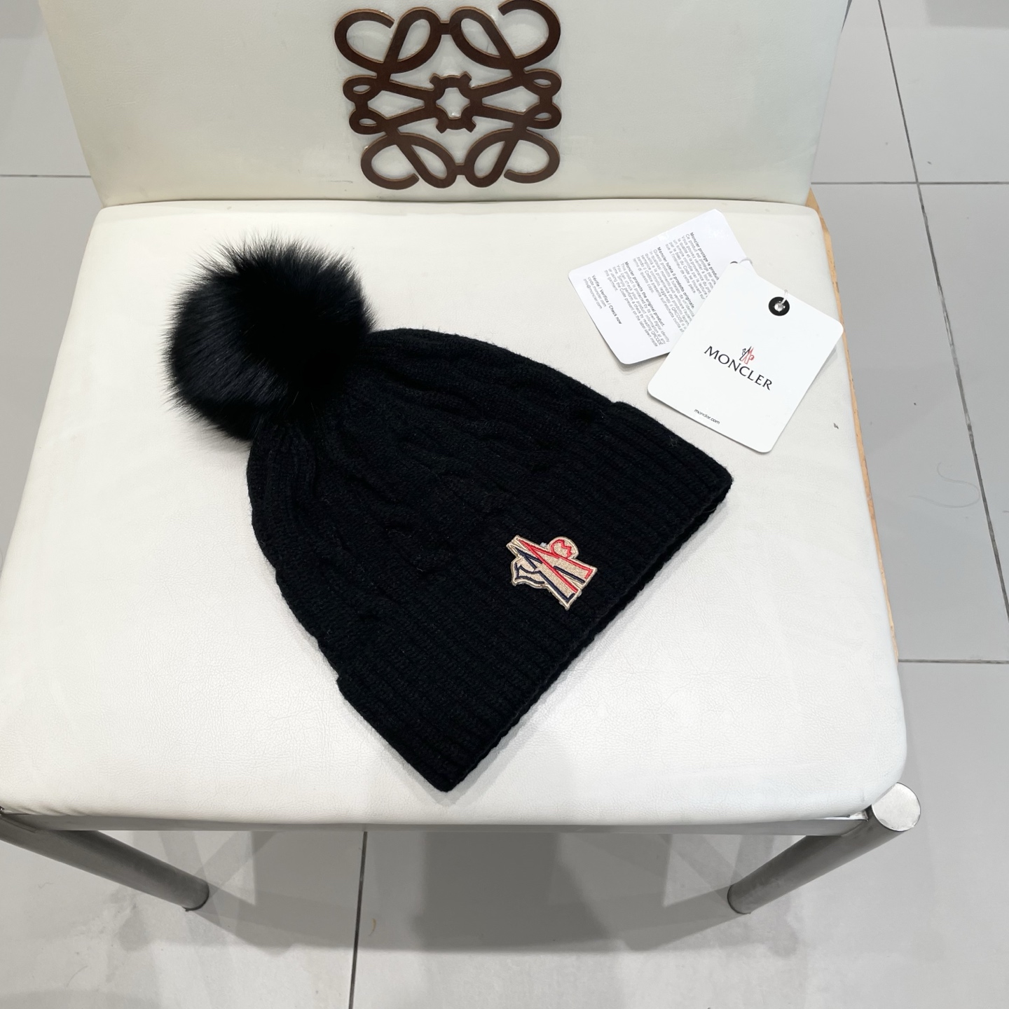   经典蒙口毛线帽
秋冬颜值超高的单品之一
真狐狸毛球 毛质非常紧致有质感！
四个颜色哦～拍照很上镜👋