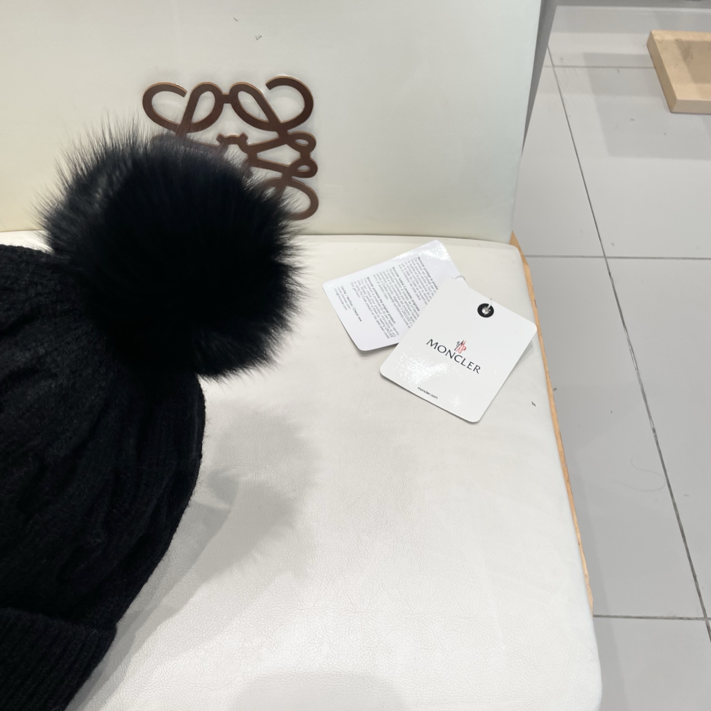   经典蒙口毛线帽
秋冬颜值超高的单品之一
真狐狸毛球 毛质非常紧致有质感！
四个颜色哦～拍照很上镜👋