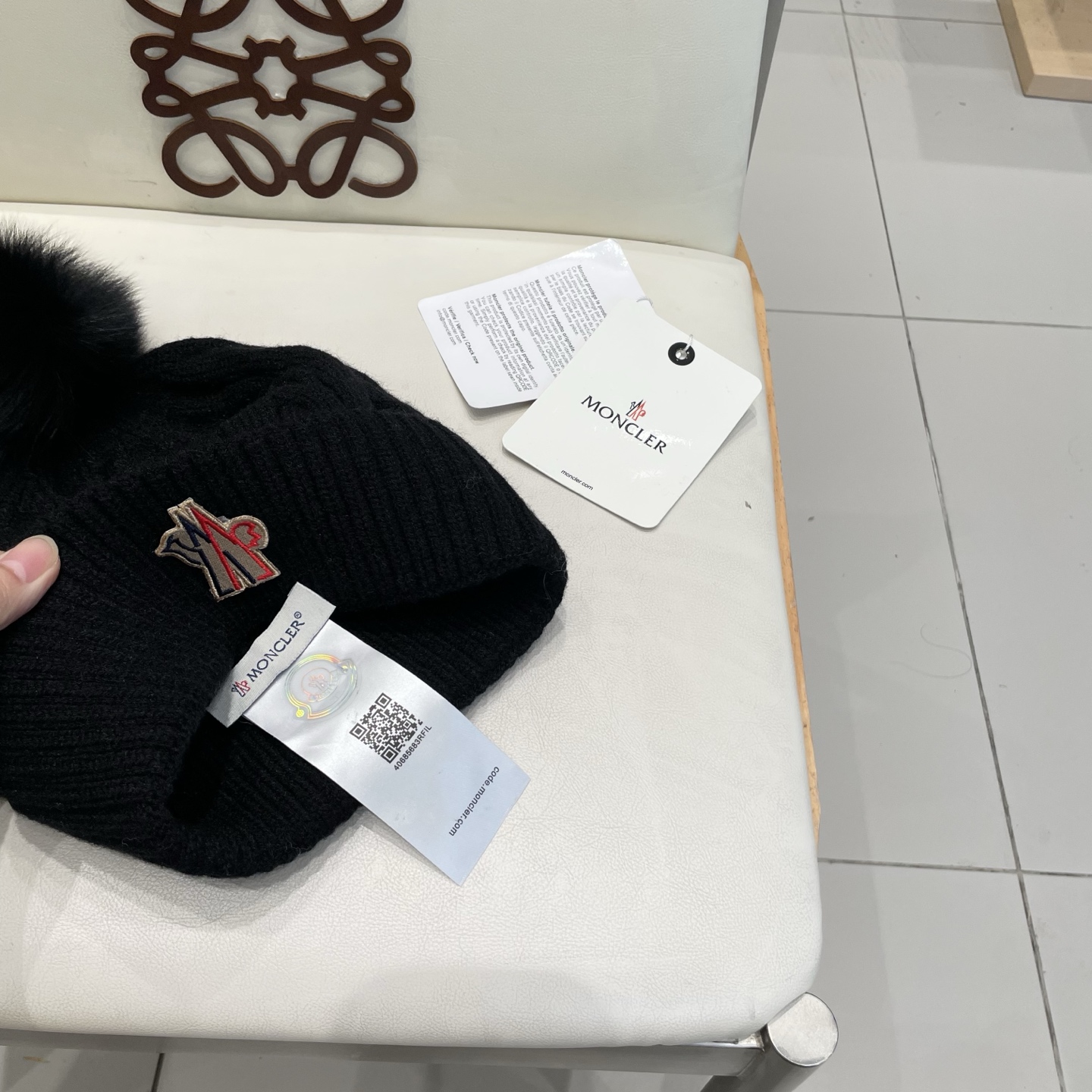   经典蒙口毛线帽
秋冬颜值超高的单品之一
真狐狸毛球 毛质非常紧致有质感！
四个颜色哦～拍照很上镜👋