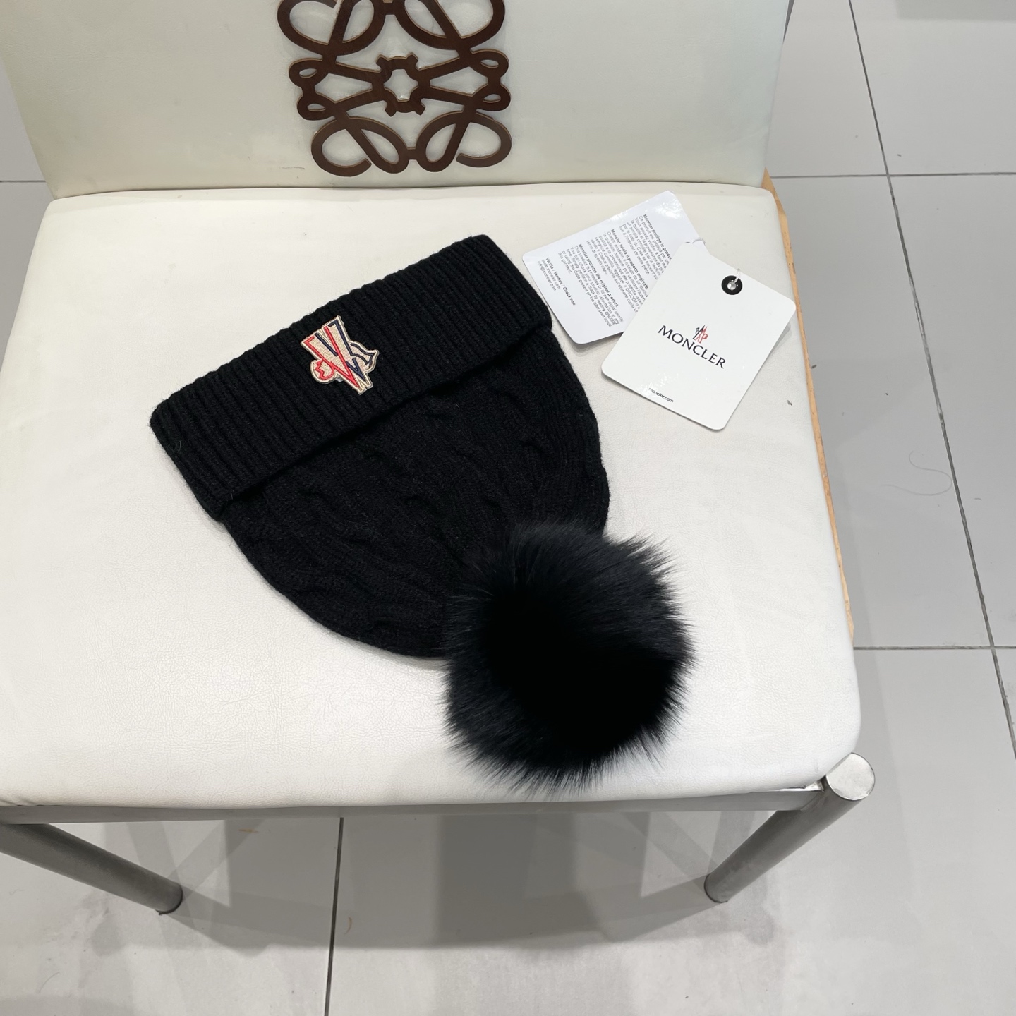   经典蒙口毛线帽
秋冬颜值超高的单品之一
真狐狸毛球 毛质非常紧致有质感！
四个颜色哦～拍照很上镜👋