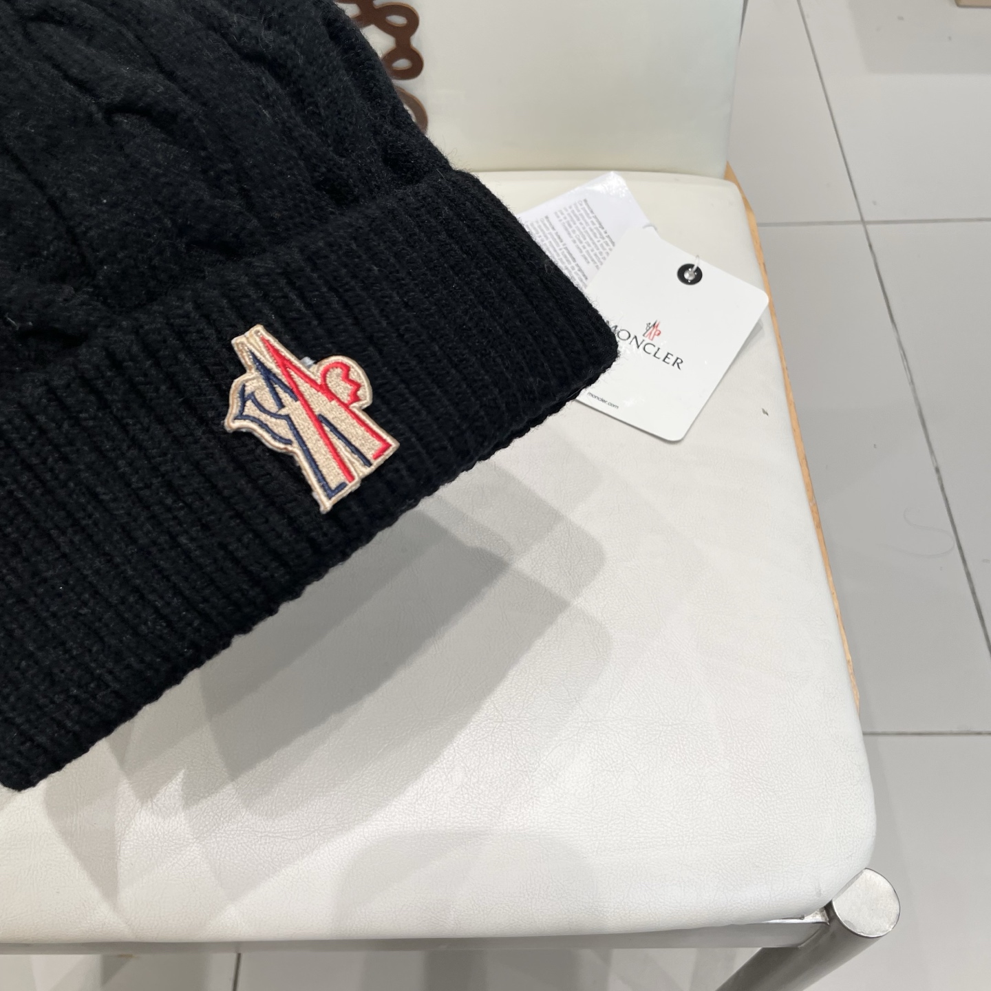   经典蒙口毛线帽
秋冬颜值超高的单品之一
真狐狸毛球 毛质非常紧致有质感！
四个颜色哦～拍照很上镜👋