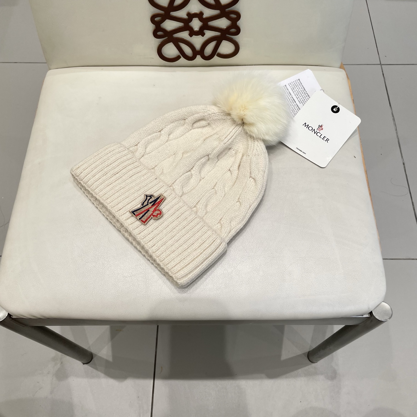   经典蒙口毛线帽
秋冬颜值超高的单品之一
真狐狸毛球 毛质非常紧致有质感！
四个颜色哦～拍照很上镜👋