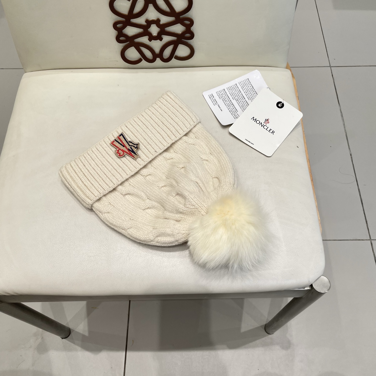   经典蒙口毛线帽
秋冬颜值超高的单品之一
真狐狸毛球 毛质非常紧致有质感！
四个颜色哦～拍照很上镜👋