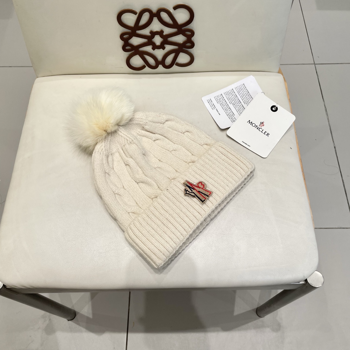   经典蒙口毛线帽
秋冬颜值超高的单品之一
真狐狸毛球 毛质非常紧致有质感！
四个颜色哦～拍照很上镜👋