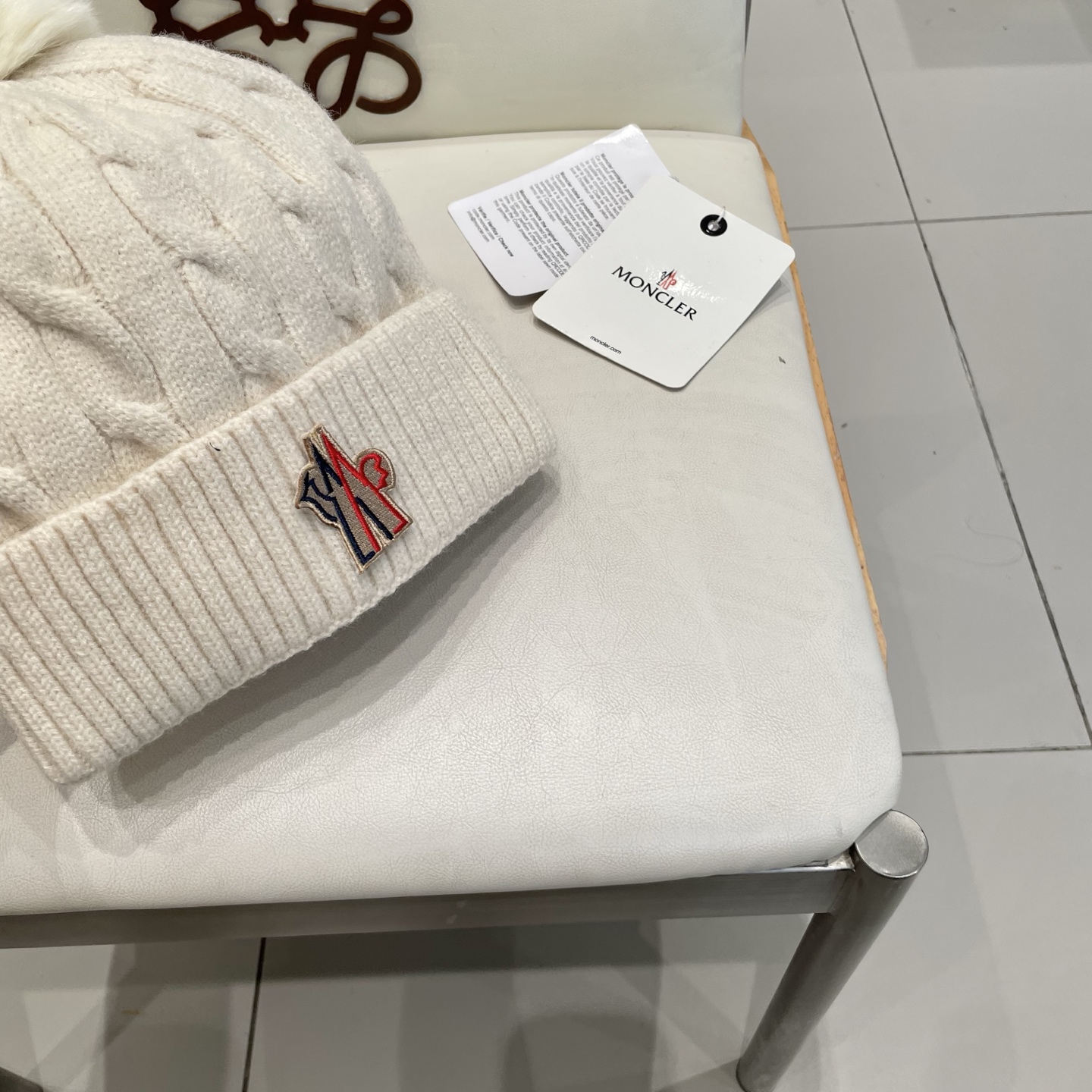   经典蒙口毛线帽
秋冬颜值超高的单品之一
真狐狸毛球 毛质非常紧致有质感！
四个颜色哦～拍照很上镜👋